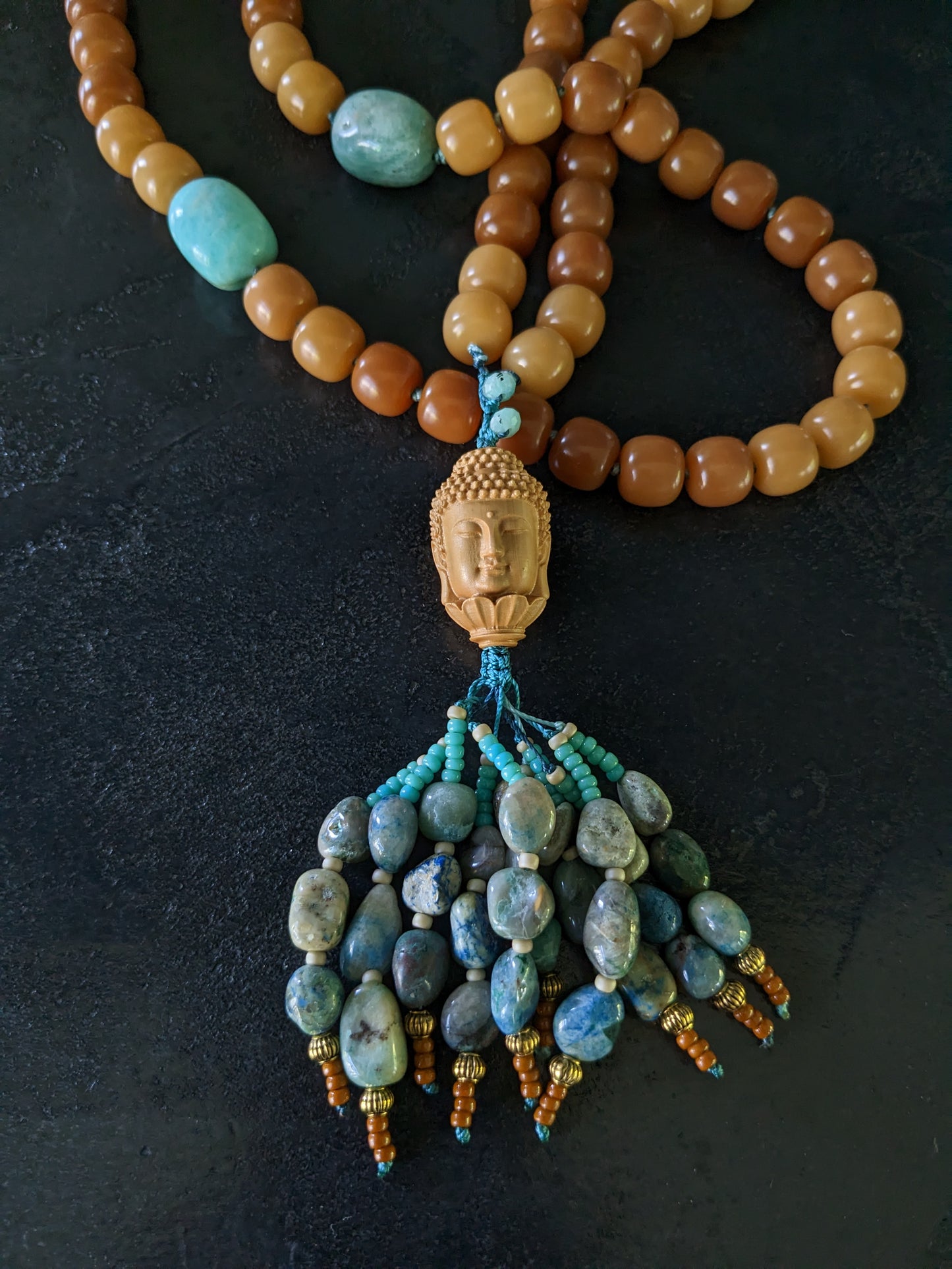 Mala traditionnel tibétain en graines de bodhi et pierres fines, fait à la main en France