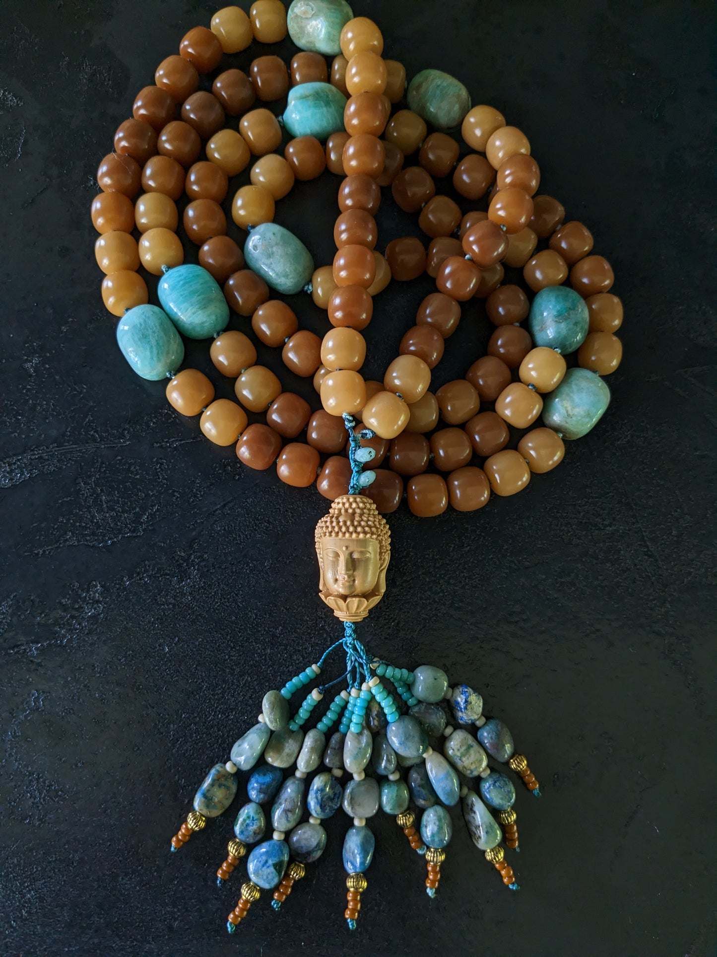 Mala traditionnel tibétain en graines de bodhi et pierres fines, fait à la main en France