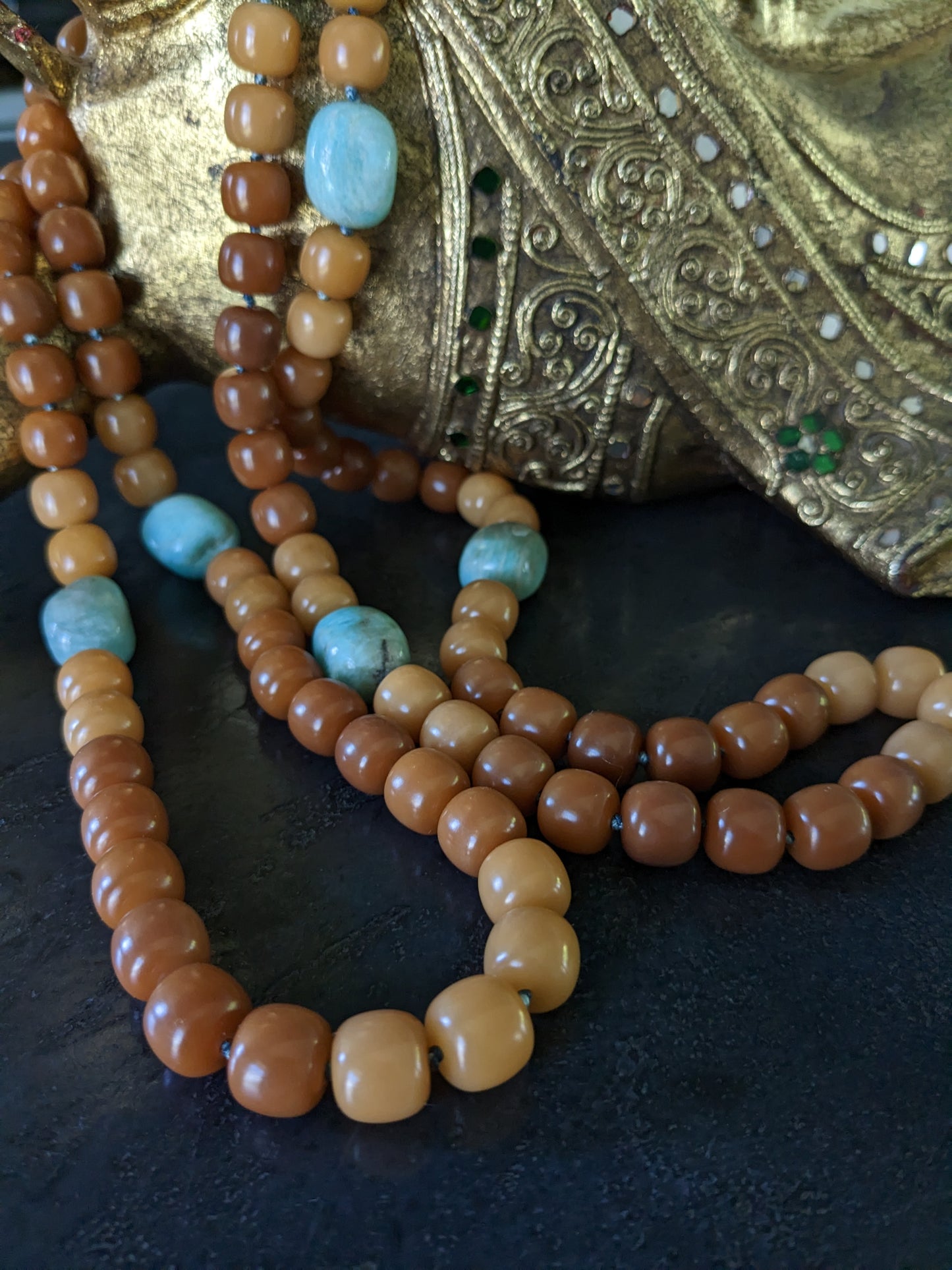 Mala traditionnel tibétain en graines de bodhi et pierres fines, fait à la main en France