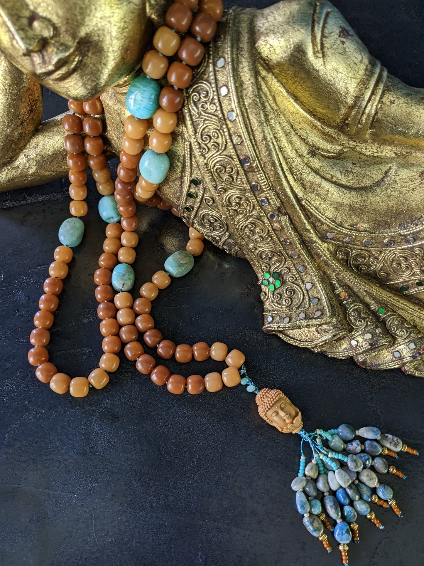 Mala traditionnel tibétain en graines de bodhi et pierres fines, fait à la main en France