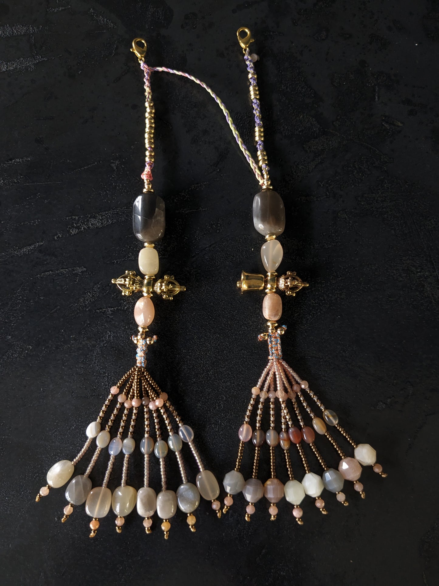 Image d'un magnifique collier Mala Ayodhya, soigneusement placé sur une surface en bois rustique sous une lumière douce et chaleureuse, mettant en valeur ses perles de racine de Bodhi miel naturelles et ses perles de pierre de lune grise. Le design complexe et le savoir-faire artisanal du collier sont mis en évidence.