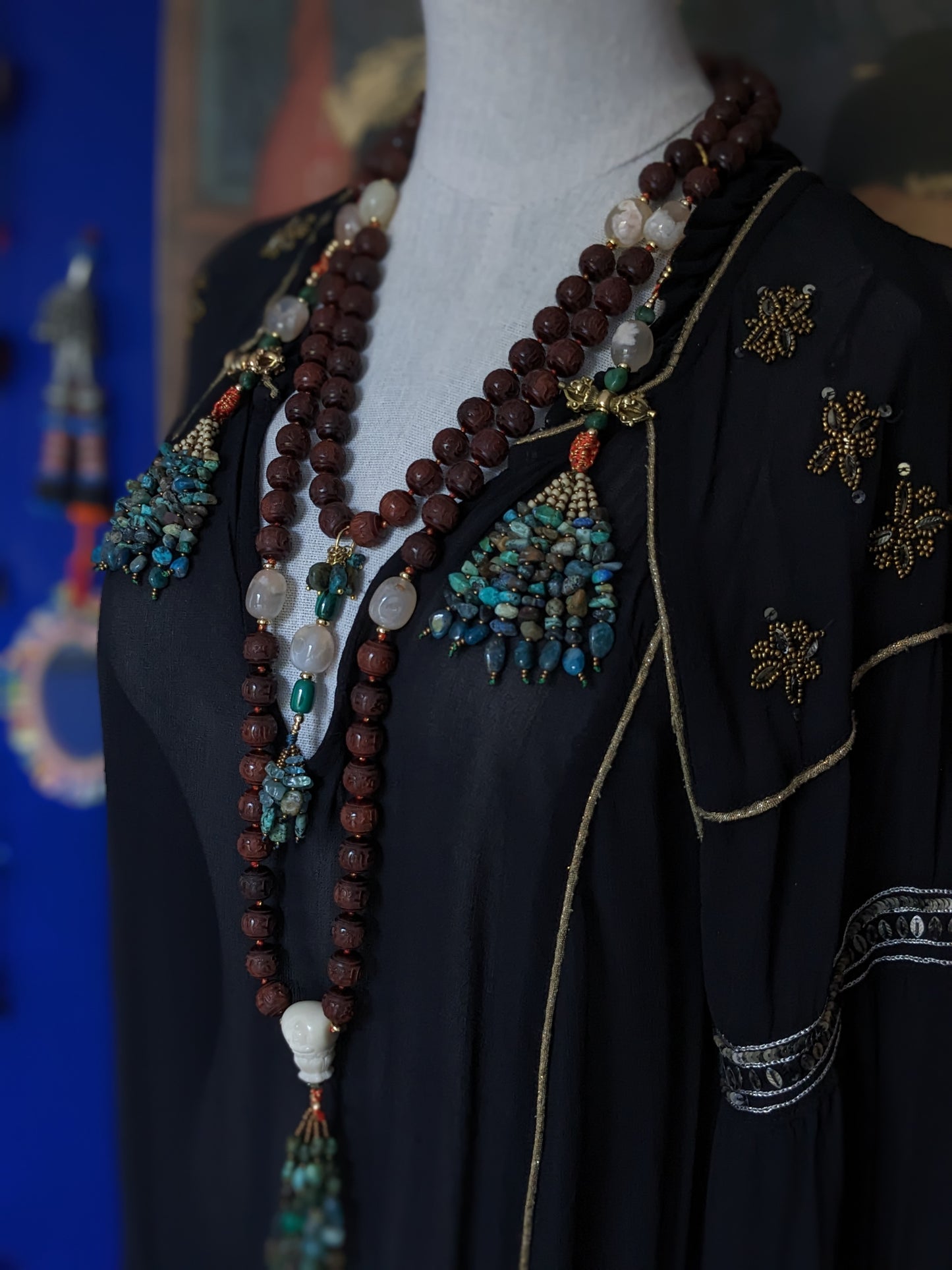 Image captivante du Mala Shambhala, un collier de méditation unique, mettant en valeur ses perles naturelles multicolores et ses compteurs de style tibétain, le tout évoquant une sensation de tranquillité et de profondeur spirituelle.
