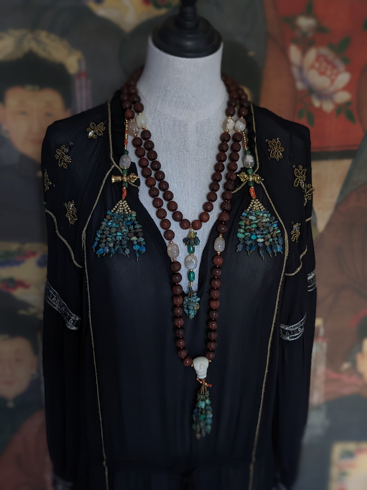 Image captivante du Mala Shambhala, un collier de méditation unique, mettant en valeur ses perles naturelles multicolores et ses compteurs de style tibétain, le tout évoquant une sensation de tranquillité et de profondeur spirituelle.