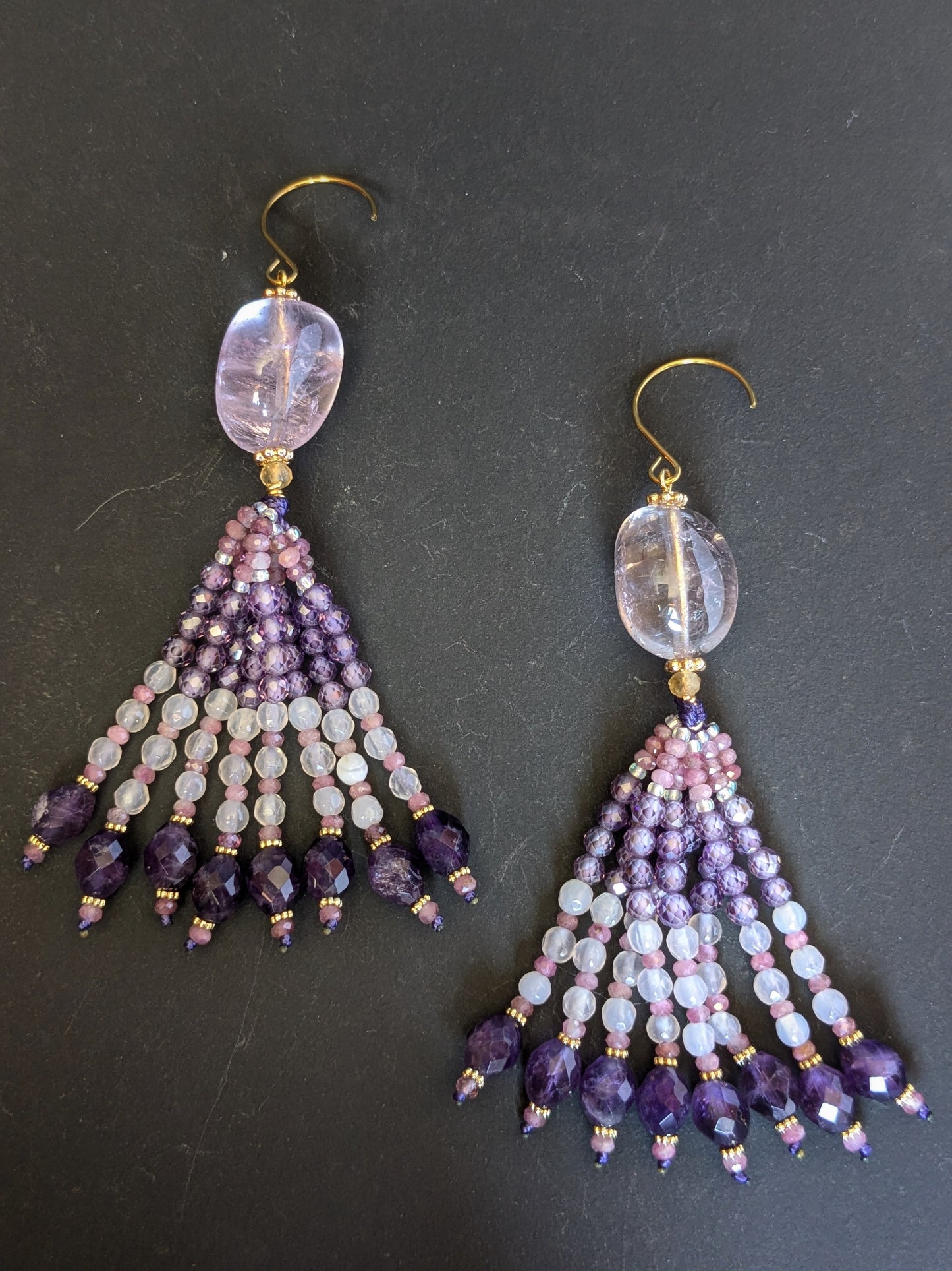 Paire de pendants d'oreilles Maya Mudra posée, améthyste brésilienne et gouttes d'améthyste violette de Madagascar