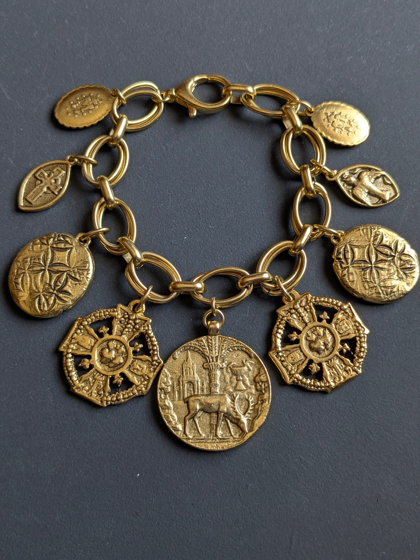 Bracelet Sitio porté au poignet, création artisanale Mudra.