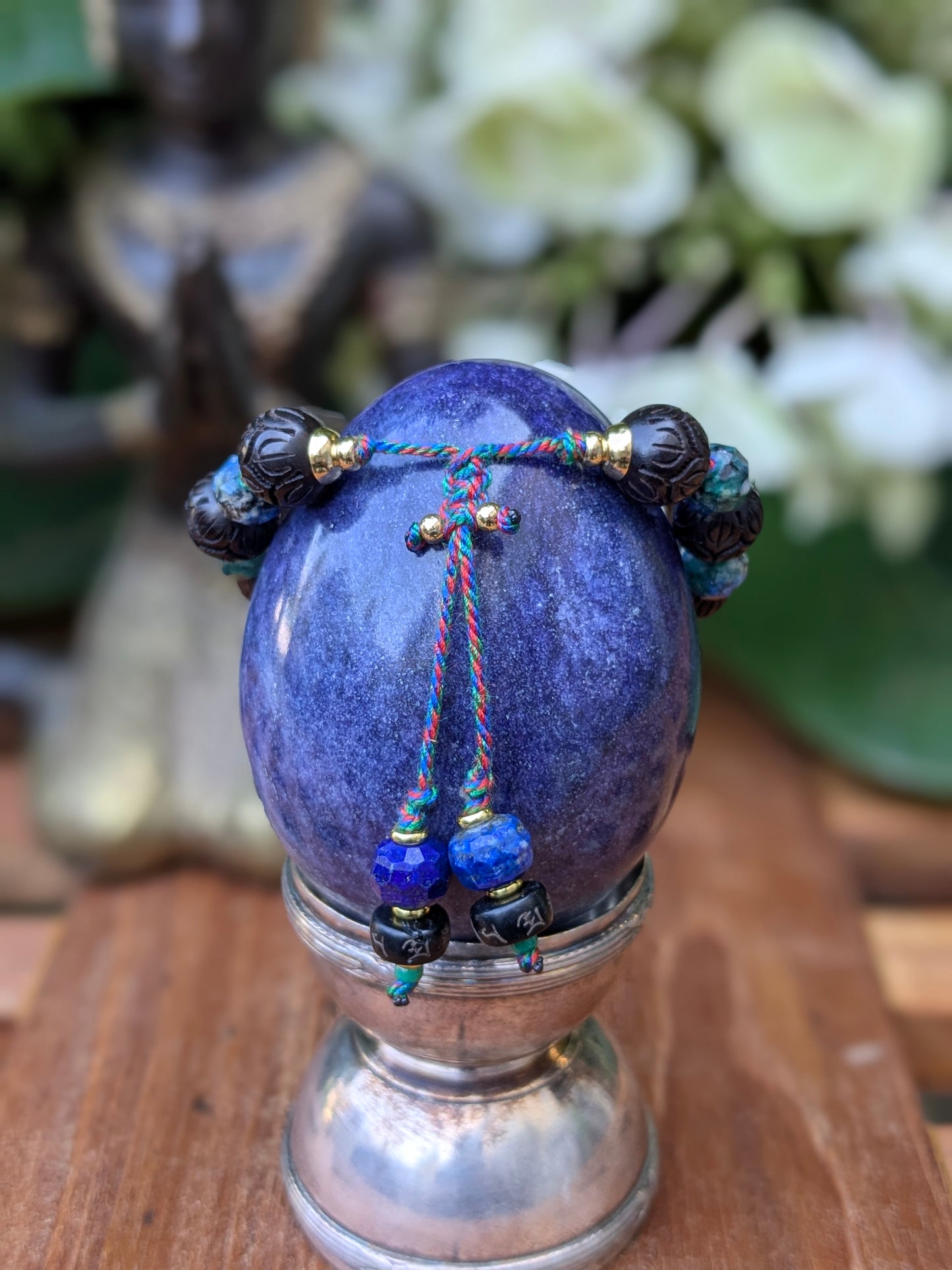 Bracelet Sanjita en bois de santal noir et agate ruban bleu nuit.