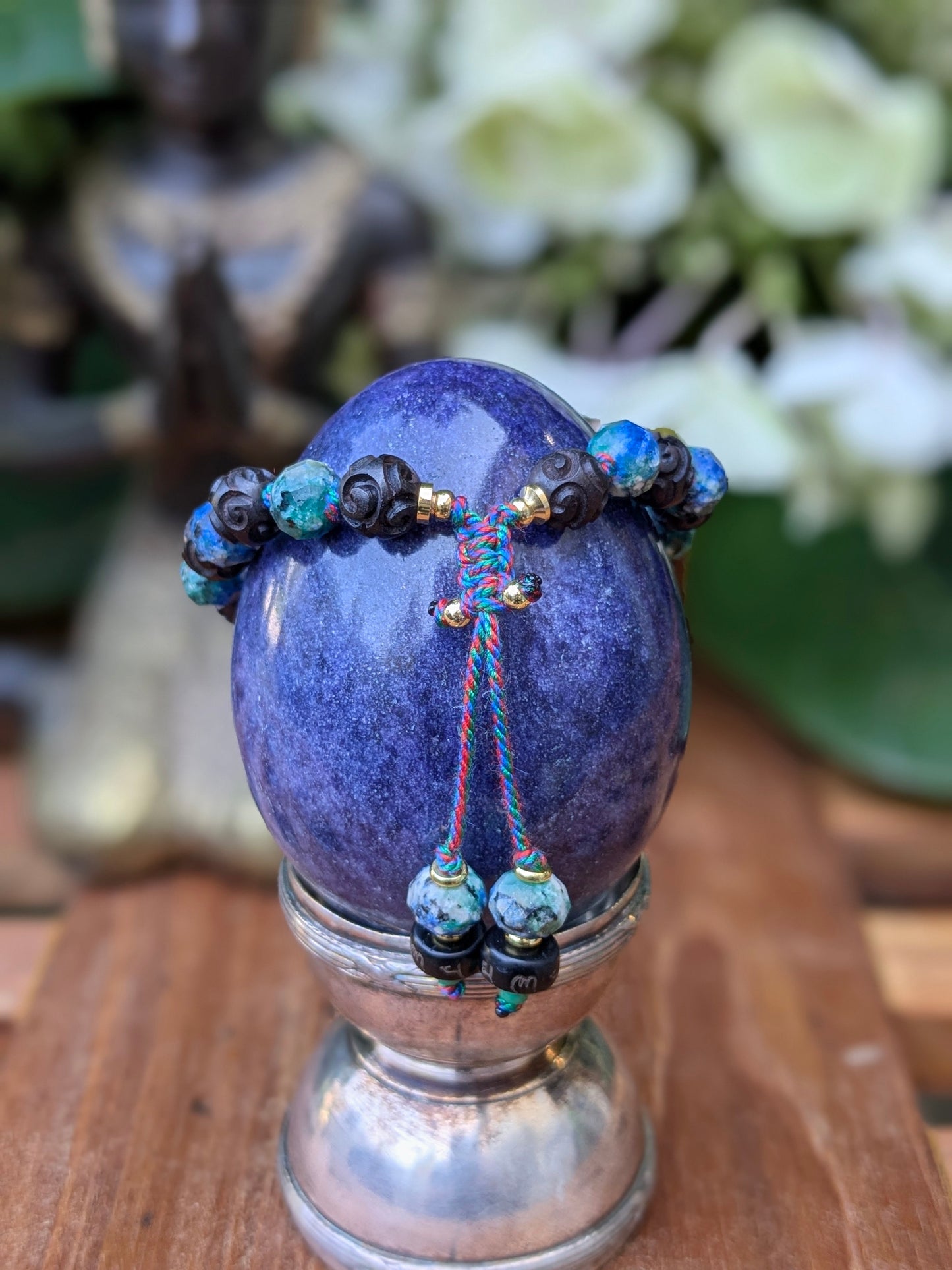 Bracelet Shaila est un ornement bouddhiste avec pierres naturelles et perles de prières du Tibet, fait à la main en France