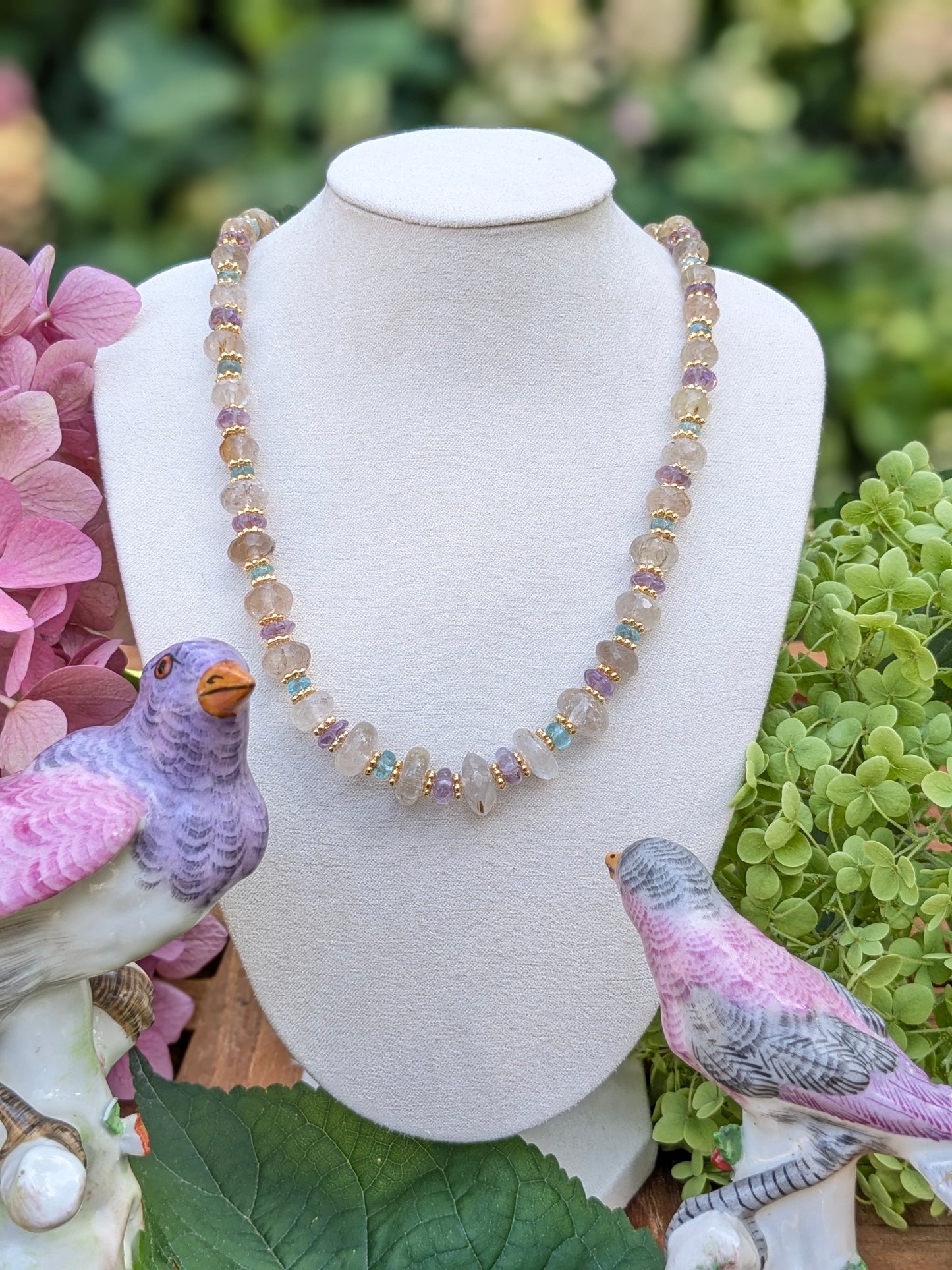 Bijou Mehak : quartz rutile lisse et facetté, melons d’améthyste claire, rondelles d’apatite – Fermoir magnétique