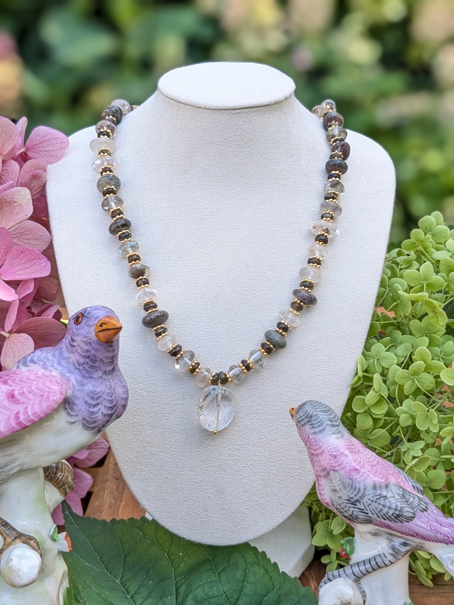 Collier Neelkamal en quartz fantôme, quartz rutile doré et tourmaline noire, feuille de cristal de roche – Pièce unique
