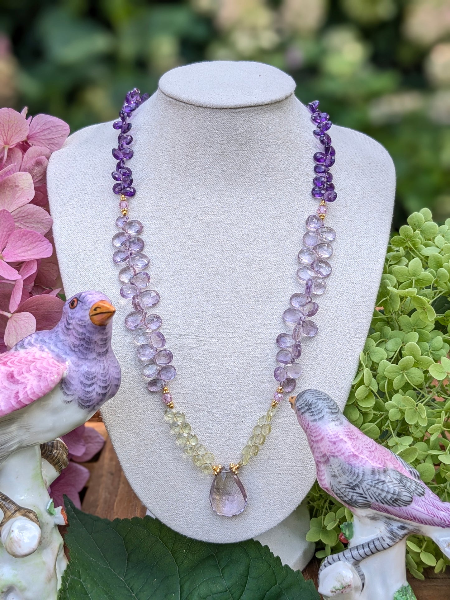 Collier Pavitra : amétrine facettée entourée de quartz citron et améthystes pastel/violette – Pièce unique