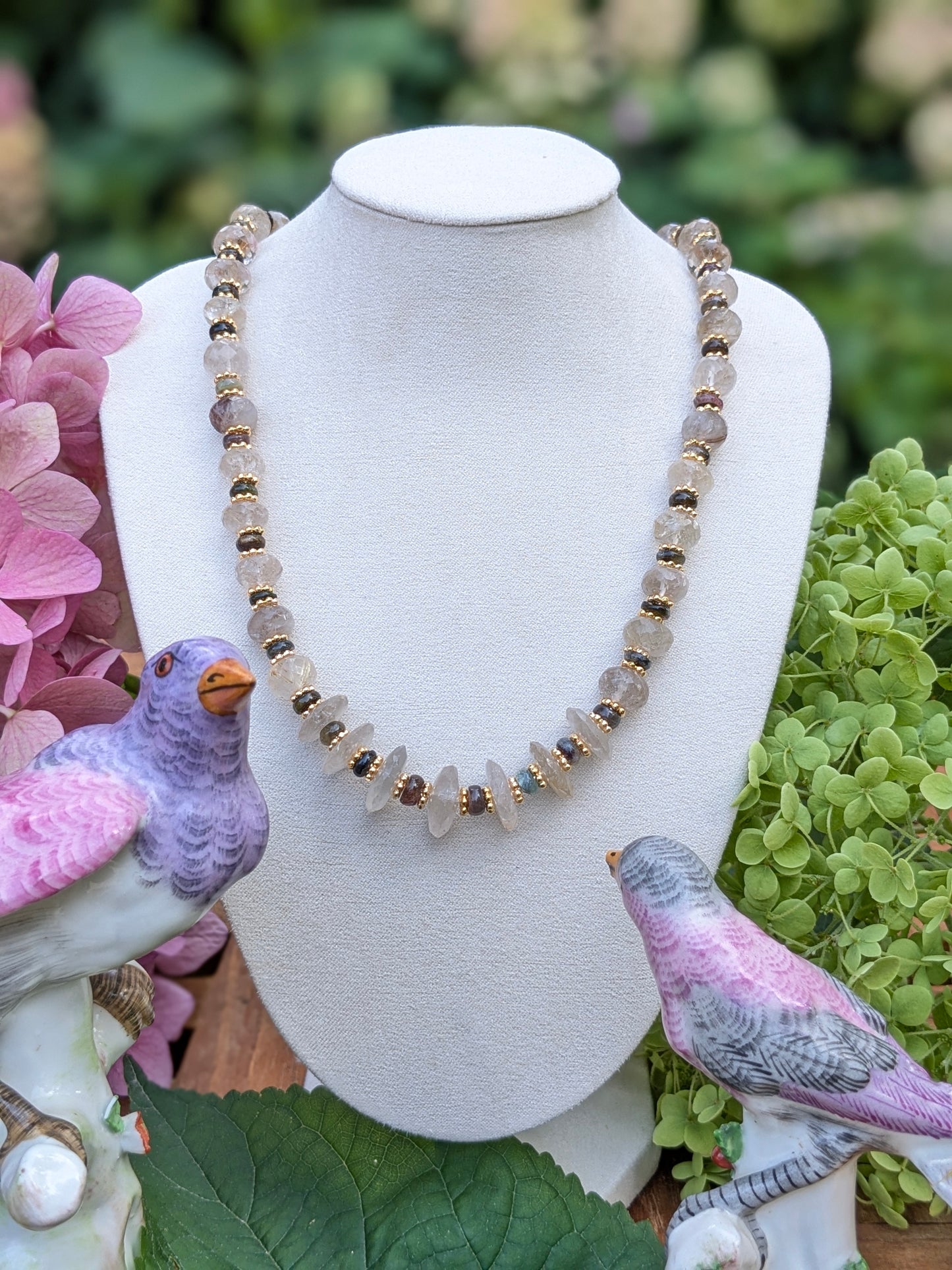 Collier Zamrud : quartz rutile doré german cut et facetté, tourmaline noire et grise – Pièce unique