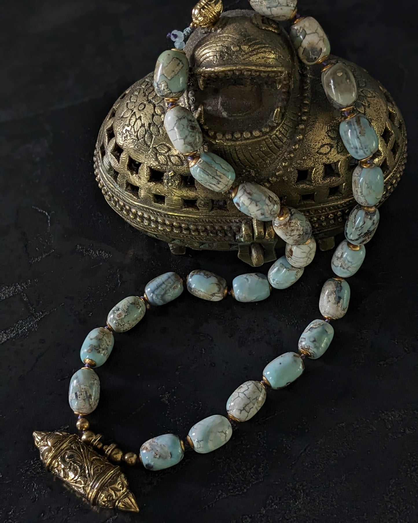 Collier ethnique en agates bleues et boite à amulette du Rajasthan