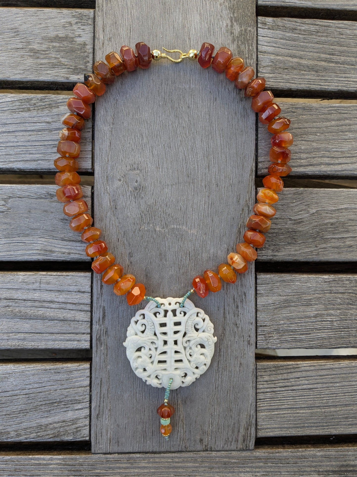 Collier talisman en jade blanc avec carpes chinoises et symbole du Double Bonheur, orné de cornaline