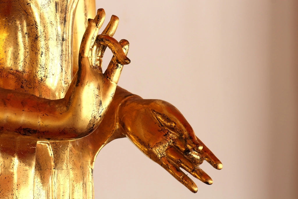 Statue faisant des MUDRAS