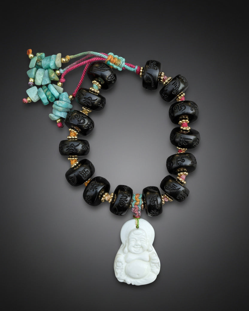 Bracelet Jampa Mudra vu de dessus, perles en bois de jujube, pendentif Budai en coquillage blanc et pampilles en amazonite sur cordon torsé multicolore