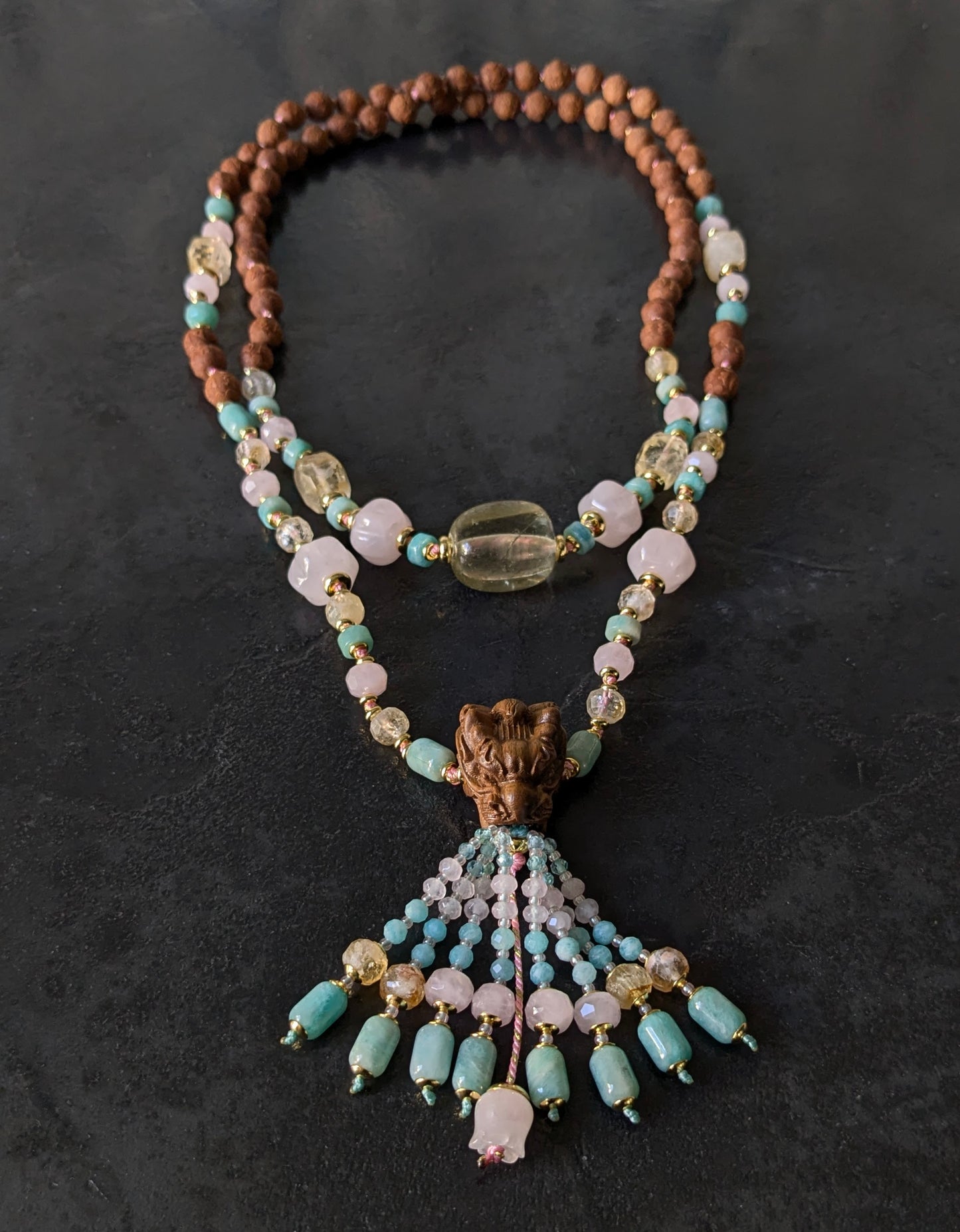 Mala tibétain artisanal, tassel en pierres fines, cordon rose et or – Pièce unique