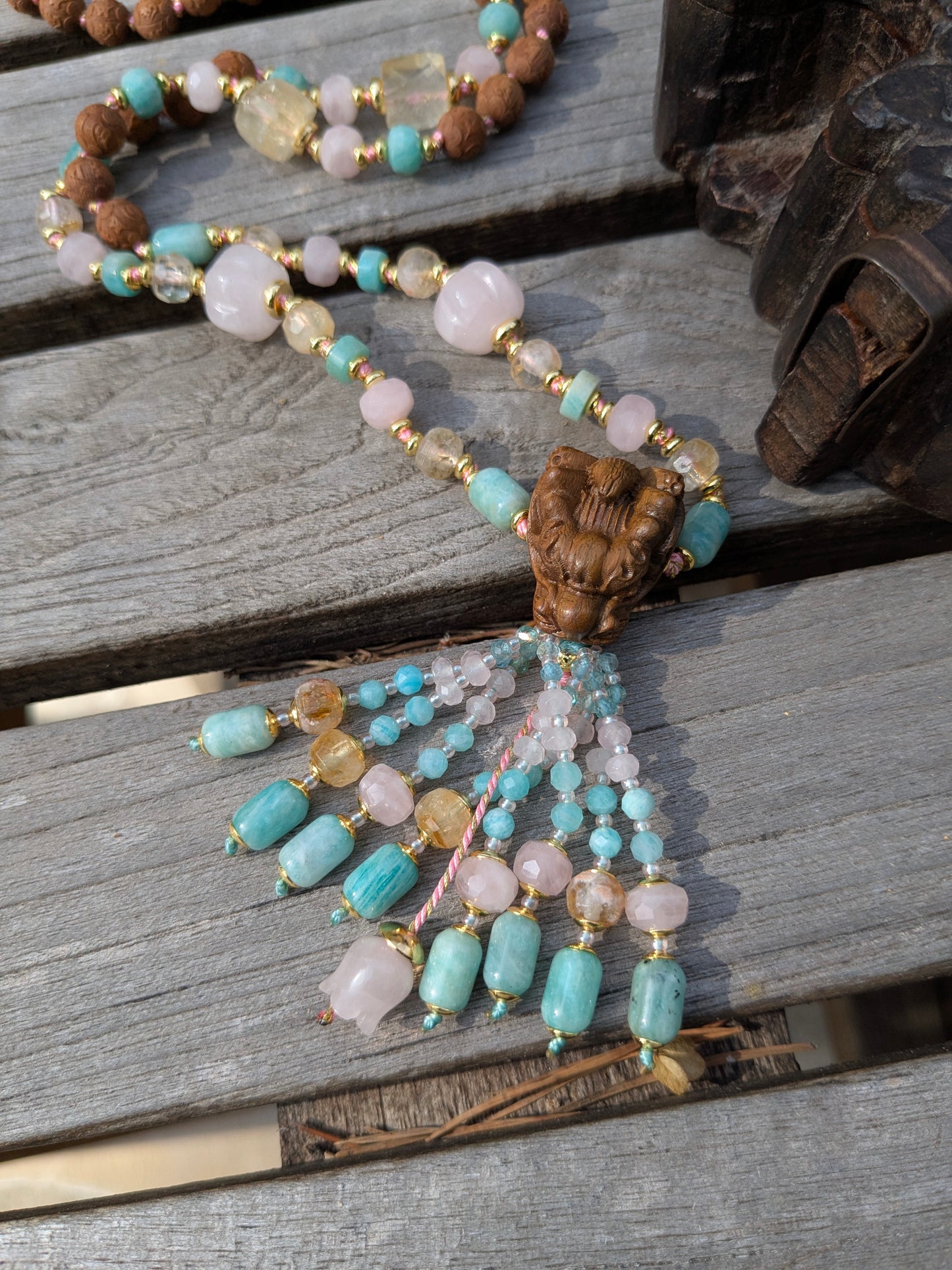 Mala Gandhara : 108 perles bois de santal, quartz lemon, citrine – Tassel perlé et tête de dragon