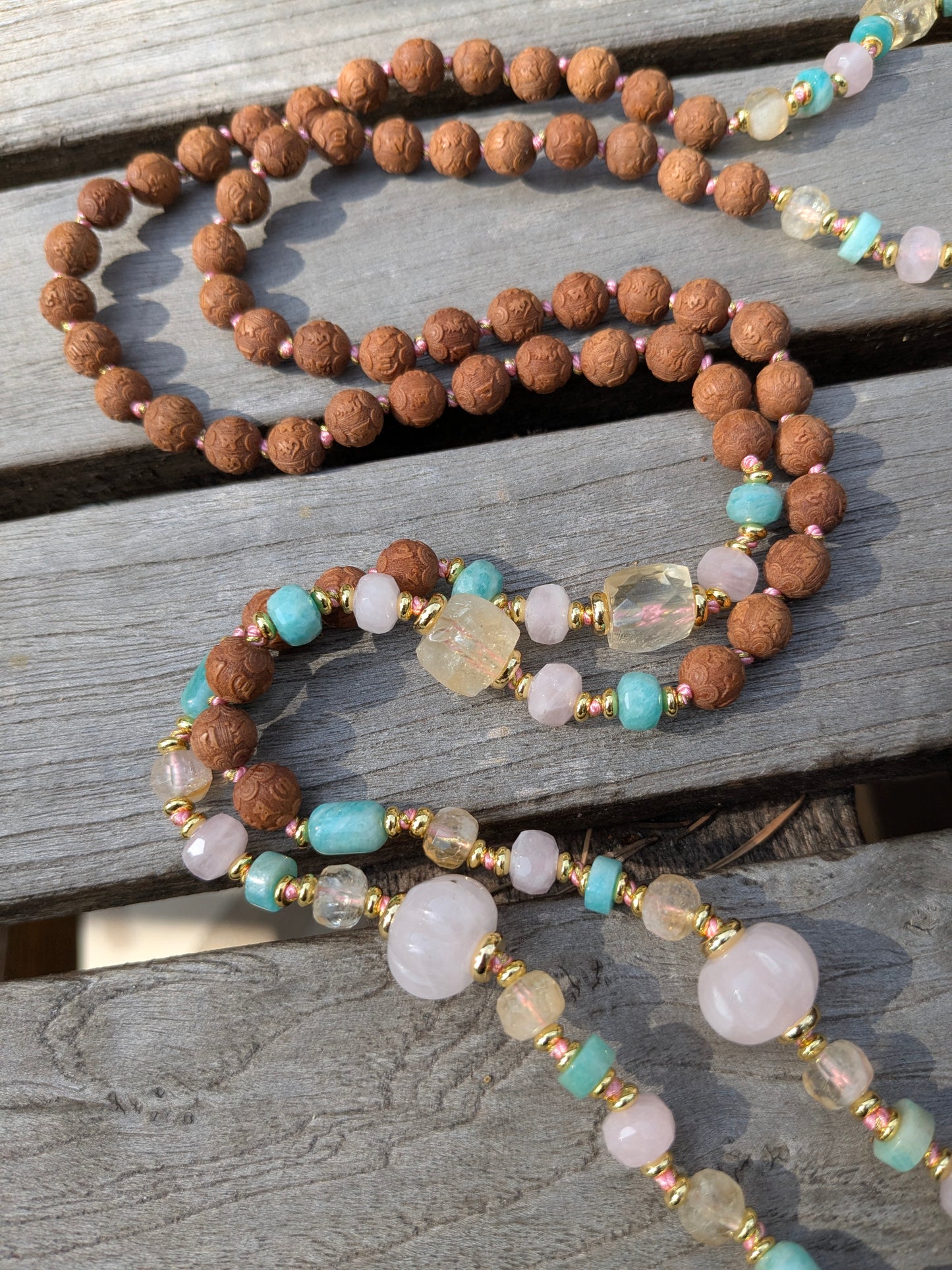 Mala Gandhara : 108 perles bois de santal, quartz lemon, citrine – Tassel perlé et tête de dragon