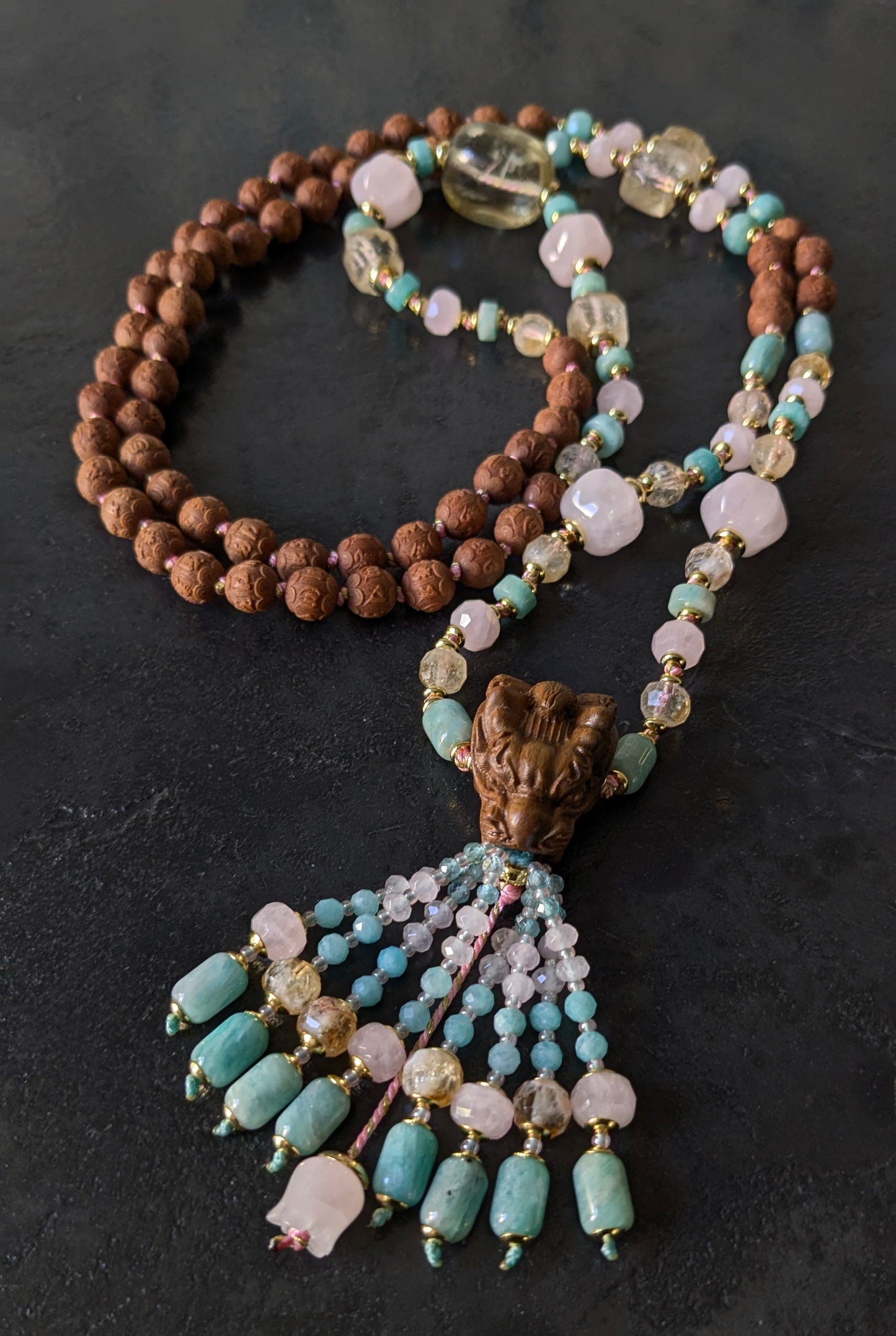 Mala tibétain artisanal, tassel en pierres fines, cordon rose et or – Pièce unique