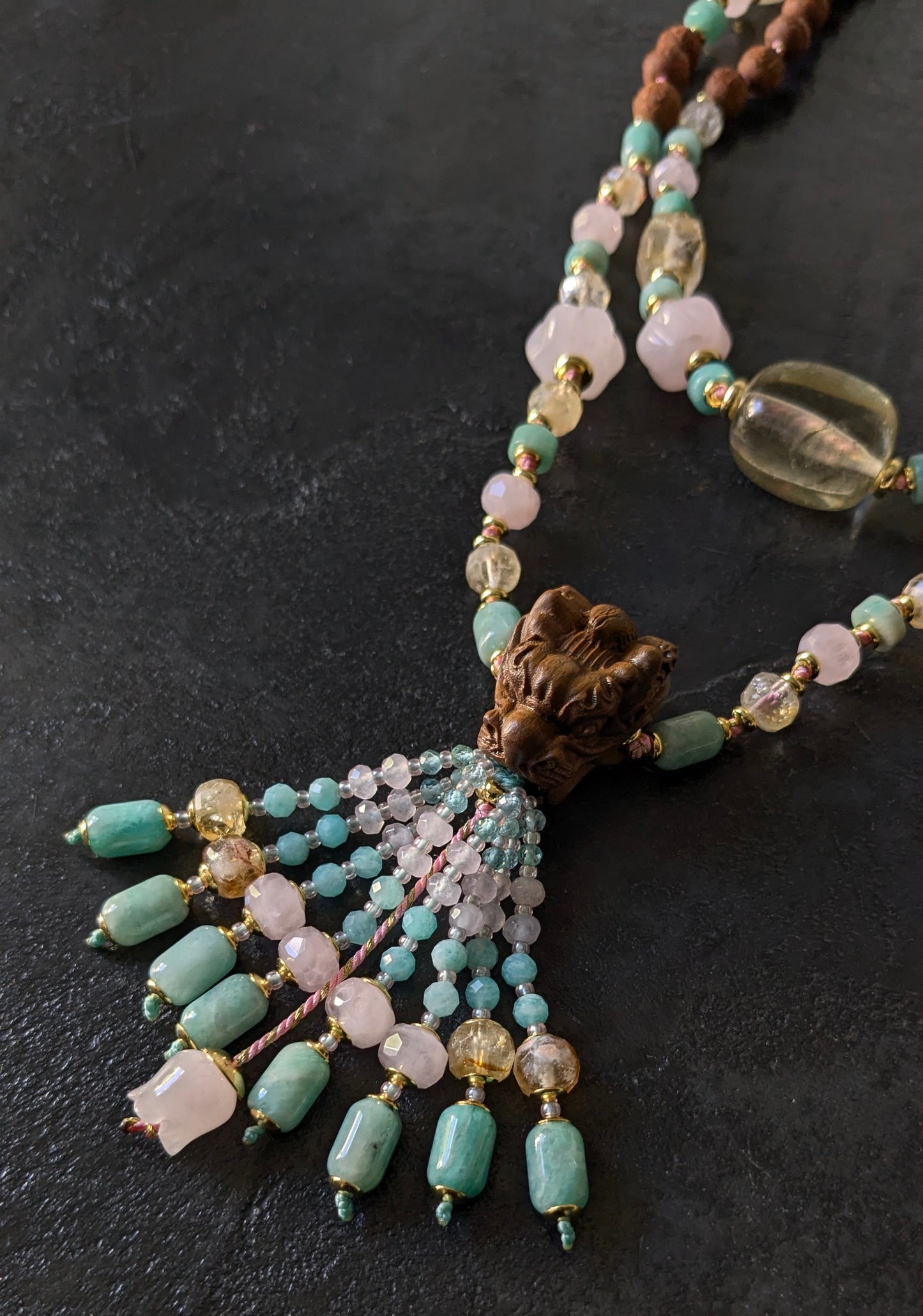Mala Gandhara : 108 perles bois de santal, quartz lemon, citrine – Tassel perlé et tête de dragon