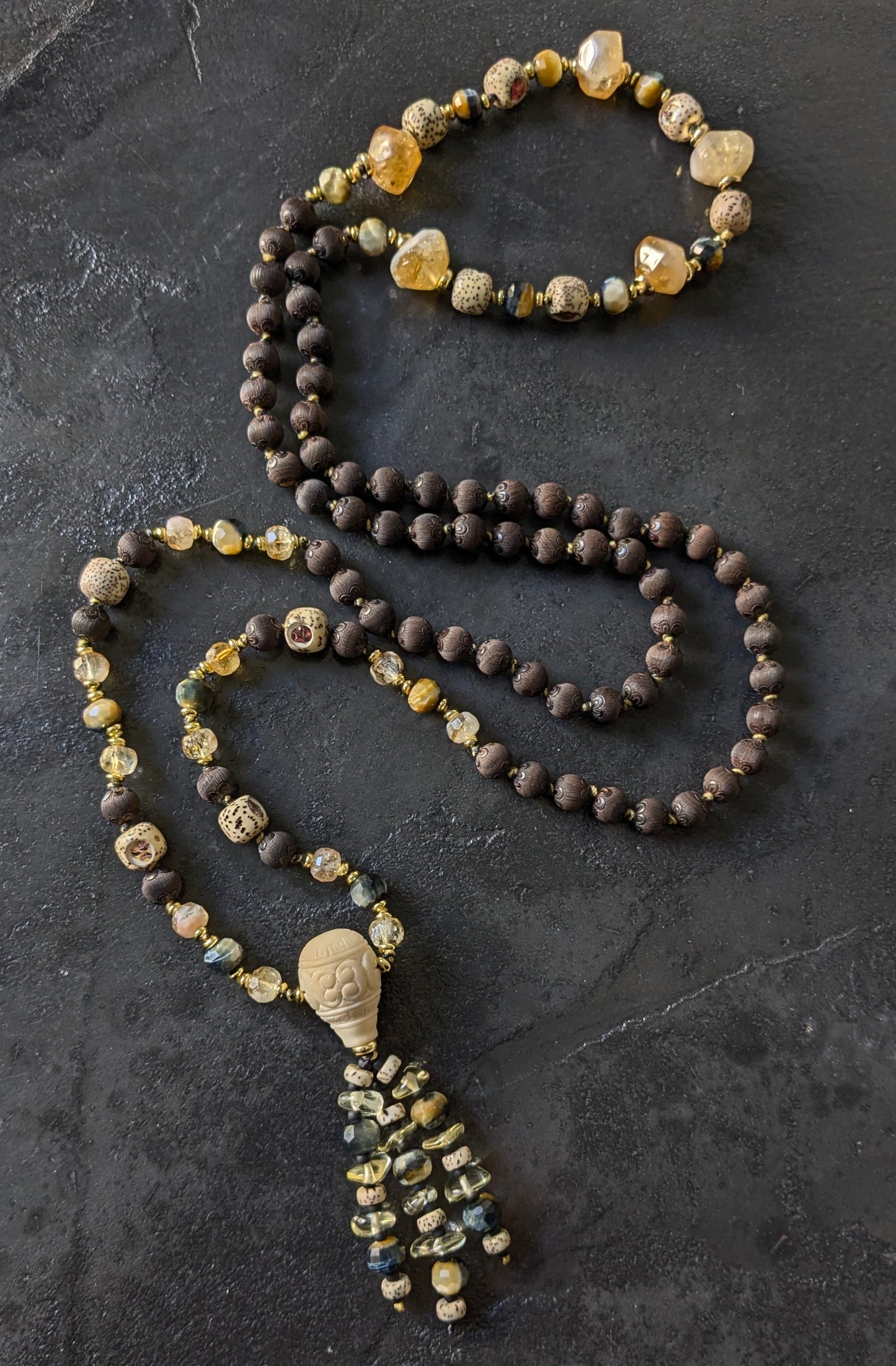 Mala méditation Nivriti, mélange de minéraux et de spiritualité asiatique, design unique