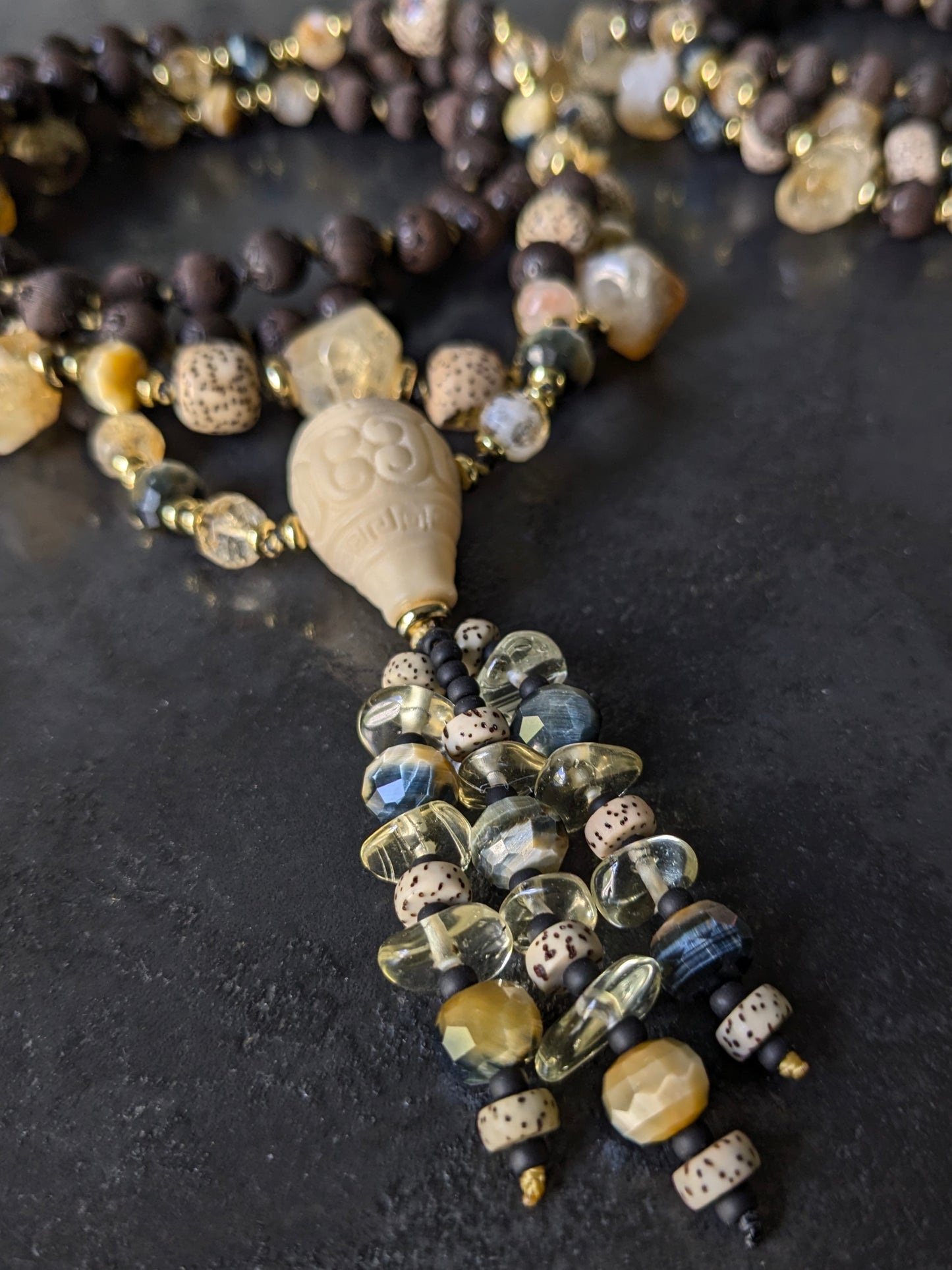 Mala Nivriti : 108 perles en bois de santal noir, citrine, œil-de-tigre et masques chinois – Pièce unique