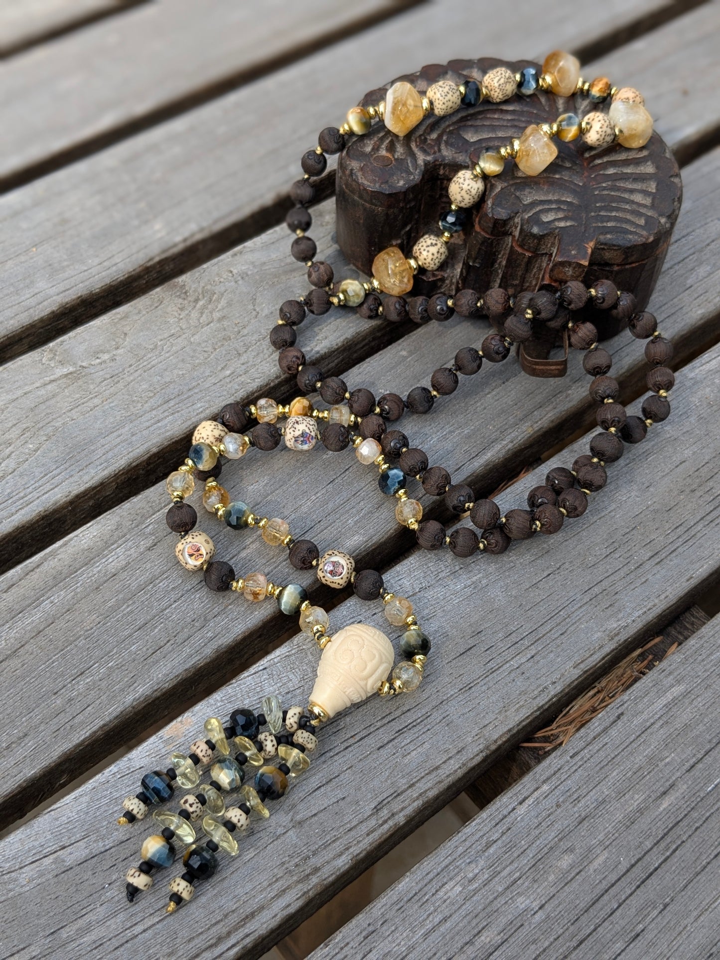 Mala Nivriti : 108 perles en bois de santal noir, citrine, œil-de-tigre et masques chinois – Pièce unique