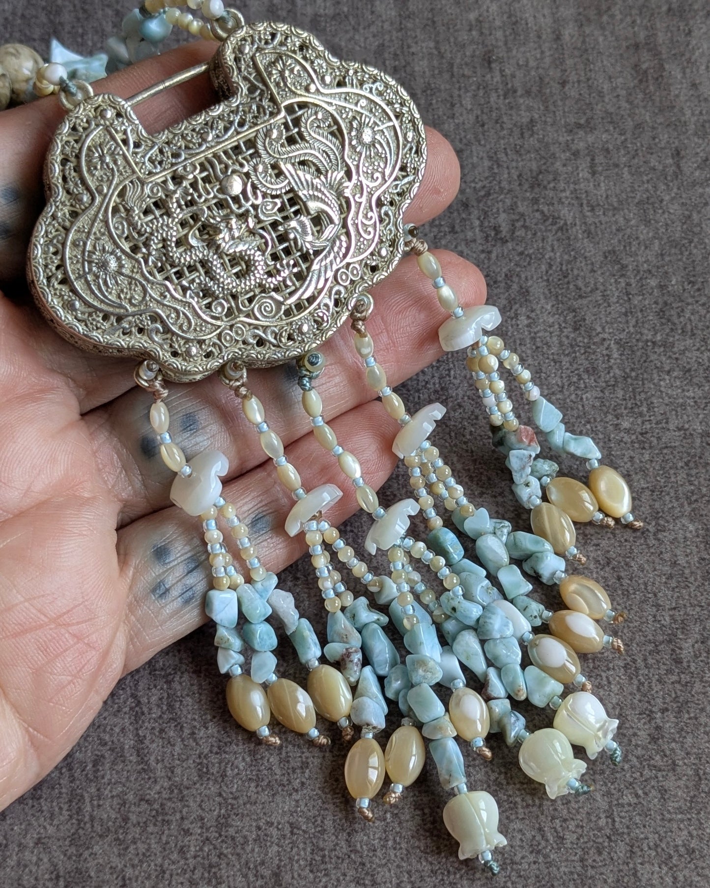 Locket He He tenu en main, tassel nacre, larimar et rocailles miyuki en cascade