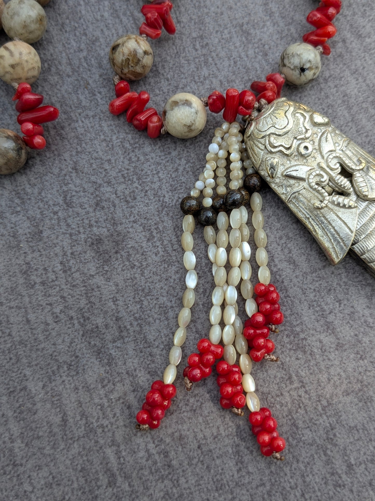 Détail du pendentif cigale en alliage vintage, collier Jin Chan Mudra