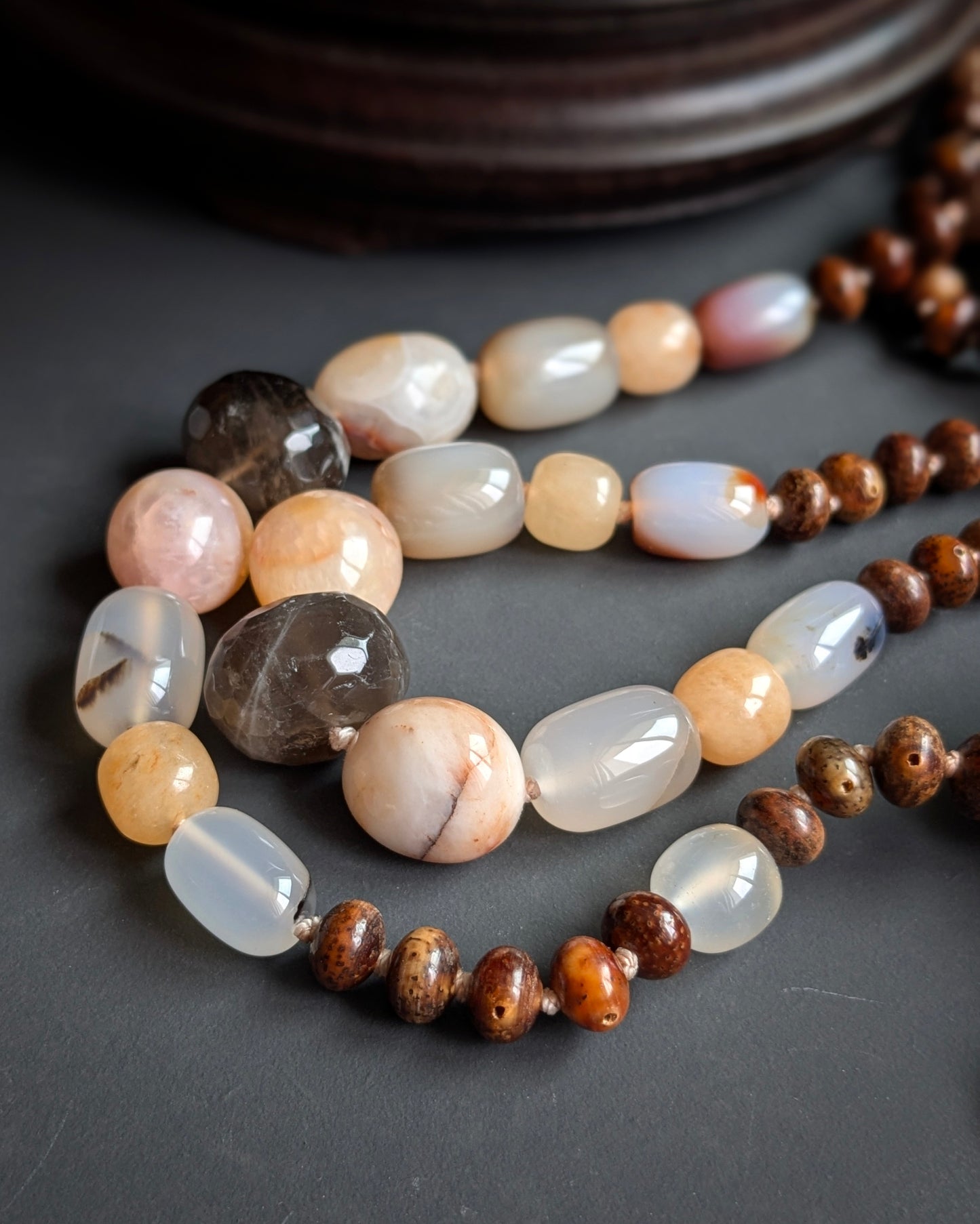Détail du perlage calcédoine australienne, agate et quartz fumé du mala Naga
