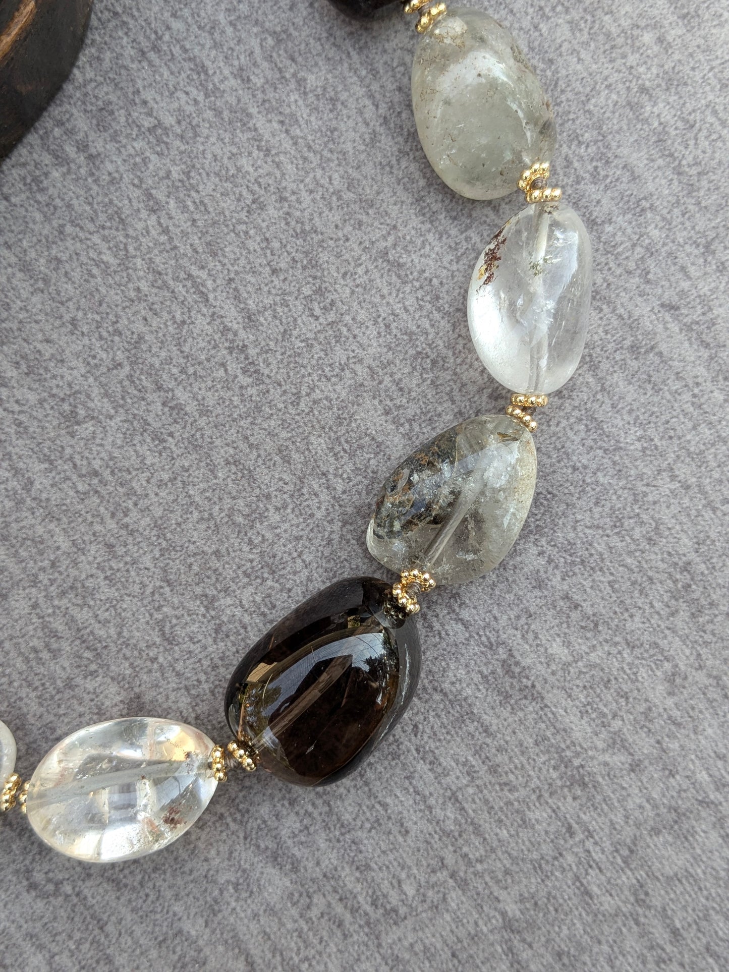 Gros plan sur les nuggets facettés de quartz fumé du collier Shyama
