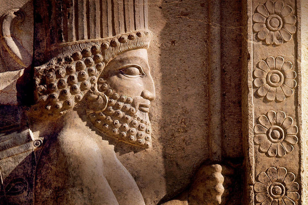 bas relief montrant un soldat perse portant une créole