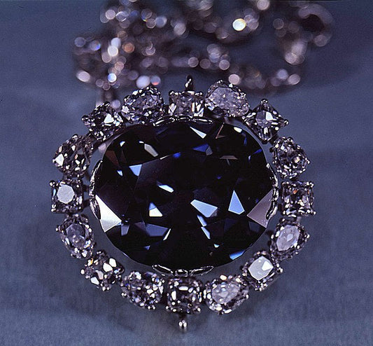 Le diamant Hope, pierre bleue maudite de la saga Sinistres Facettes, MUDRA