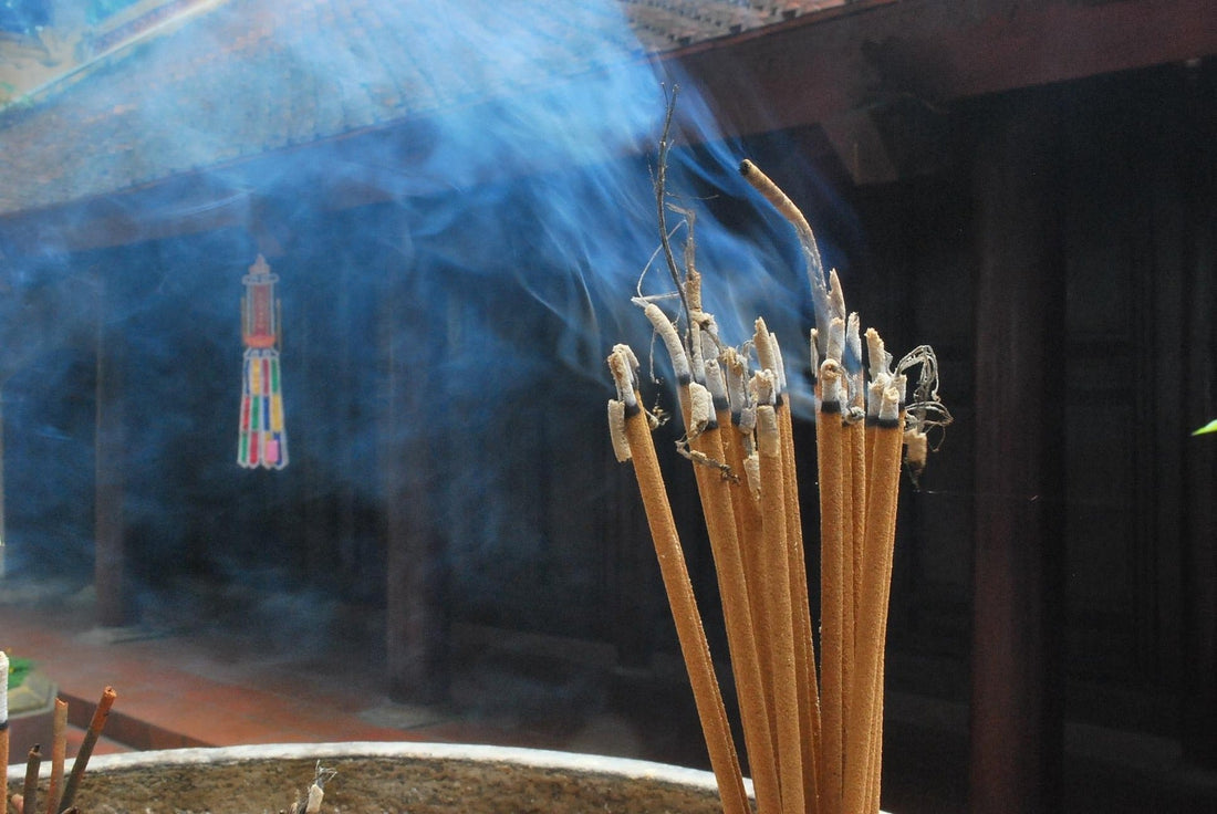 L'Encens : le Sillage Invisible du Sacré
