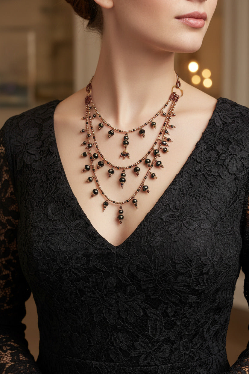 Le collier Aarivya porté en cascade, illustrant la superposition de 44 cm à 58 cm.