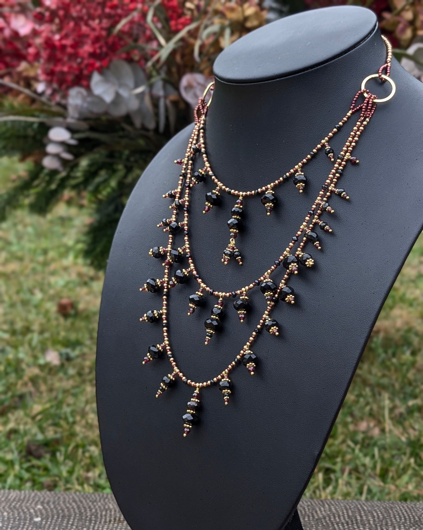 Assemblage artisanal complexe du collier unique Aarivya réalisé dans mon atelier.