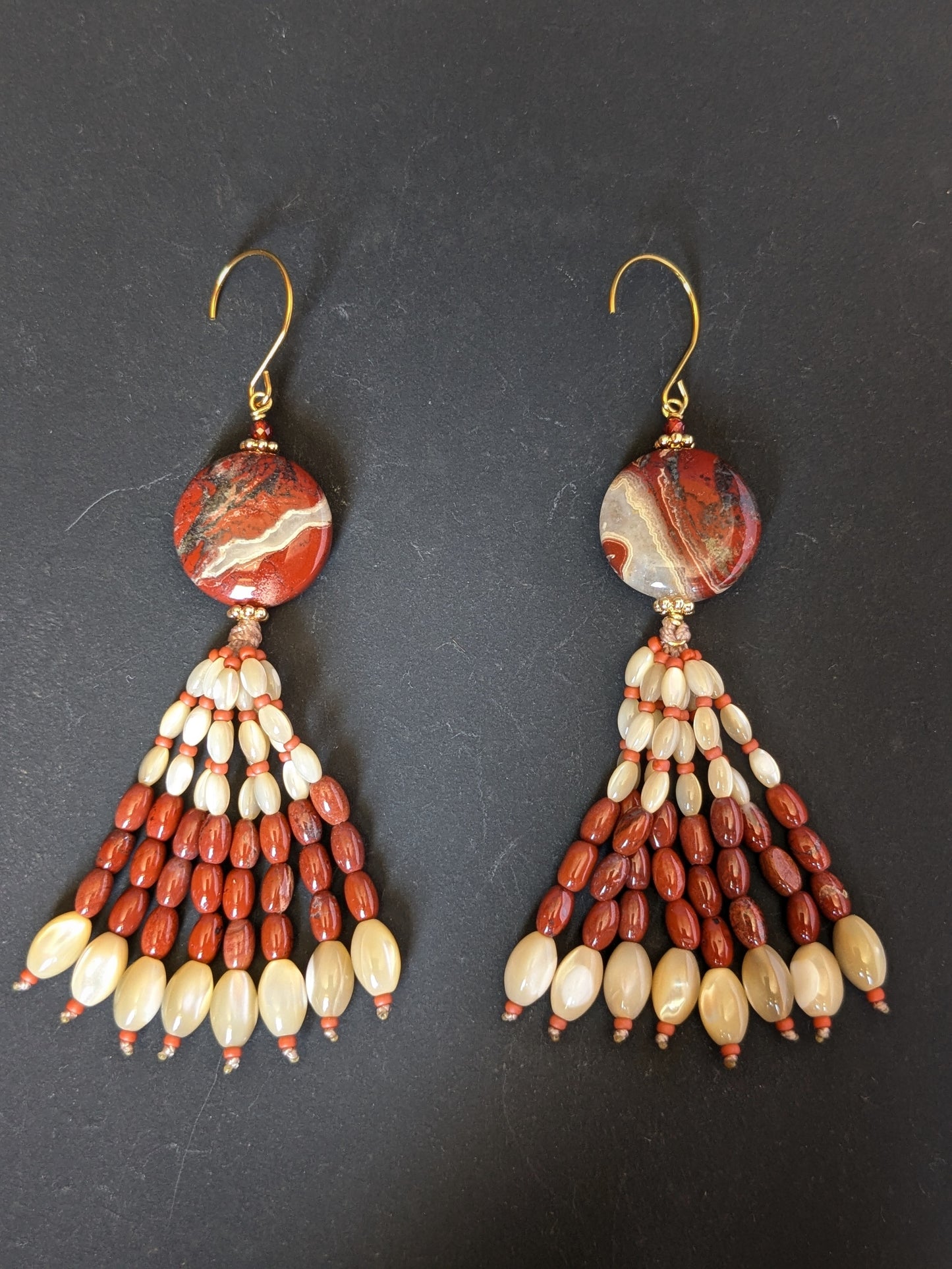 Paire de pendants d'oreilles Amara, jaspe rouge et nacre de trochus en ovales polis