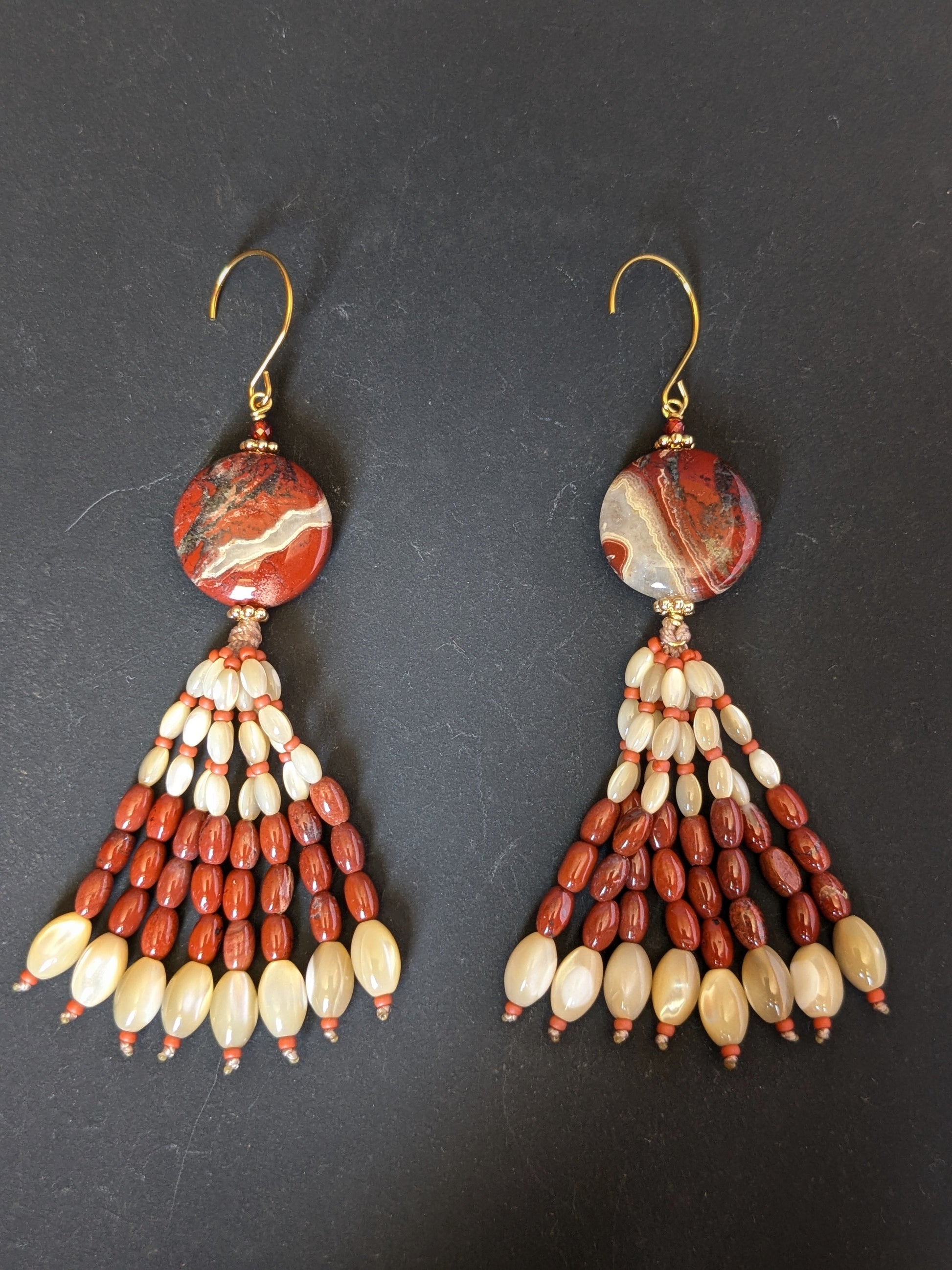 Paire de pendants d'oreilles Amara, jaspe rouge et nacre de trochus en ovales polis