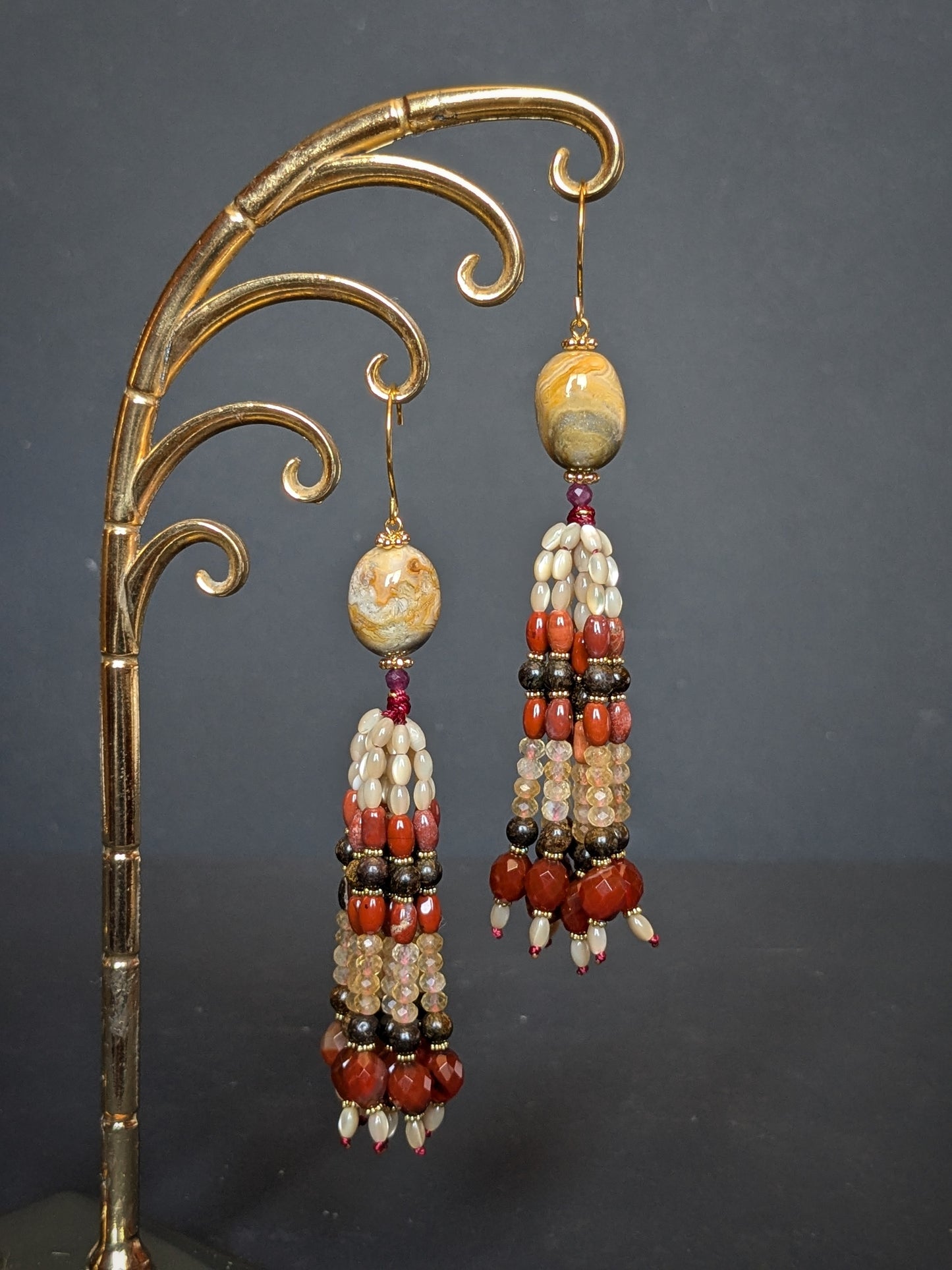 Paire de pendants d'oreilles Anika posée à plat, agate mexicaine et tassel de jaspe rouge, grenat et agate rouge facettée