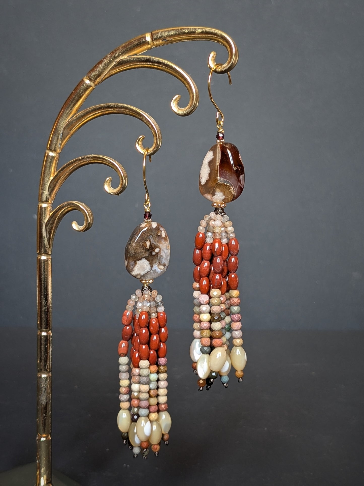 Paire de pendants d'oreilles Asha posée à plat, tassel en éventail avec jaspe rouge et agates multicolores