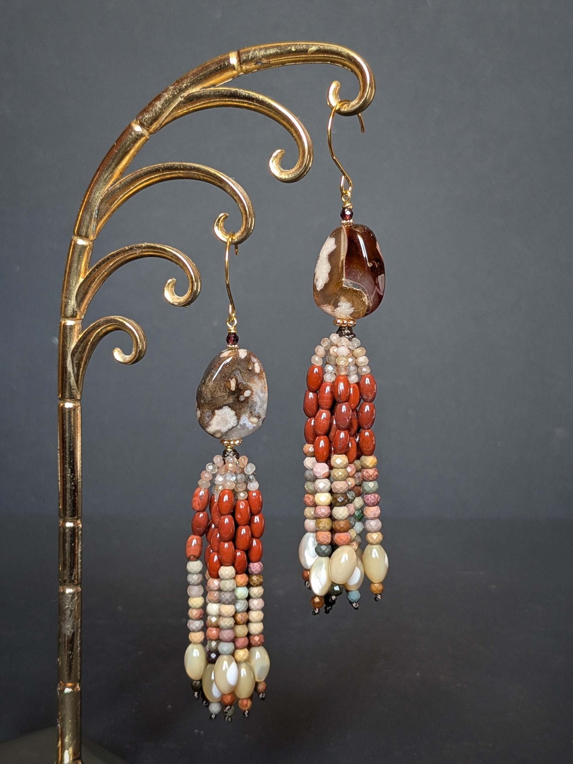 Paire de pendants d'oreilles Asha posée à plat, tassel en éventail avec jaspe rouge et agates multicolores