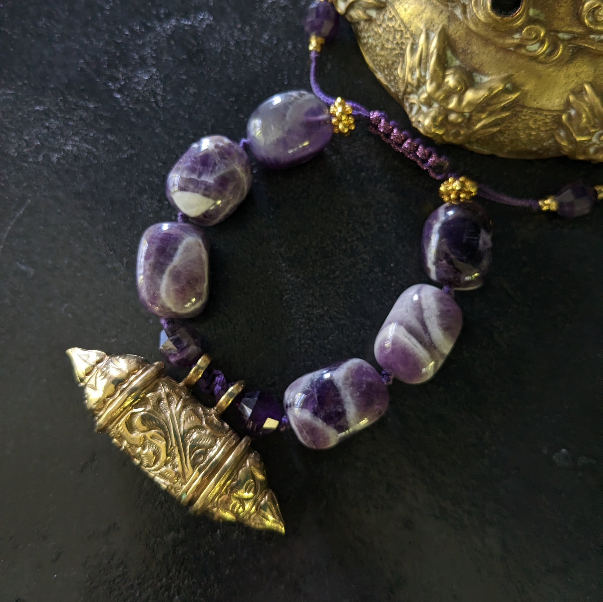 Bracelet ethnique en améthystes chevron et boite à amulette du Rajasthan