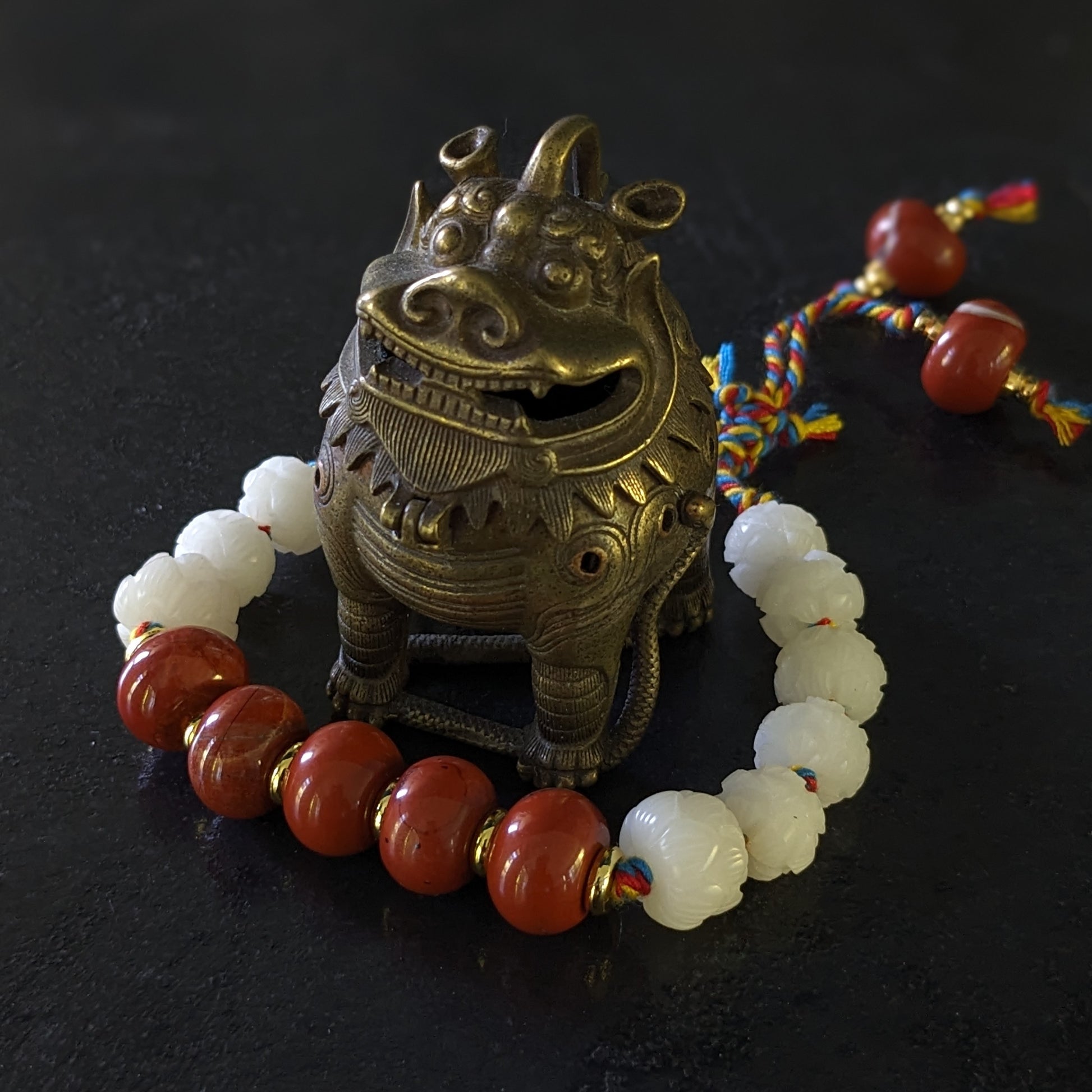 Bracelet bouddhiste en lotus bodhi et jaspe rouge