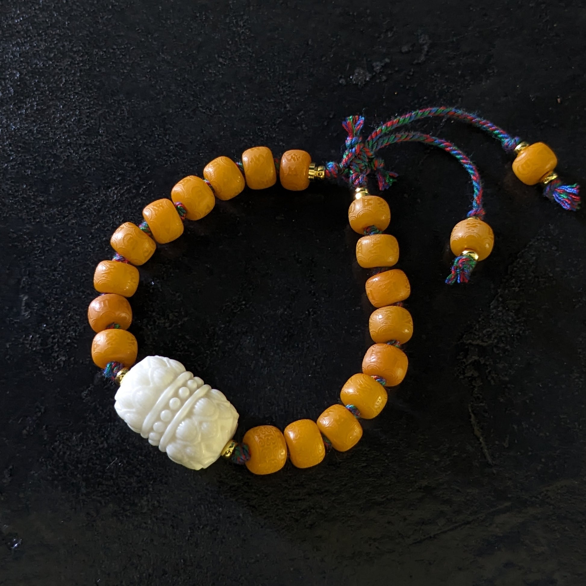 Bracelet spirituel orné de mantras