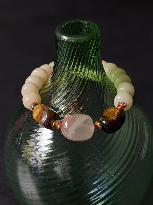 Le bracelet bouddhiste parfait pour exprimer votre spiritualité avec des perles de prière et des pierres naturelles