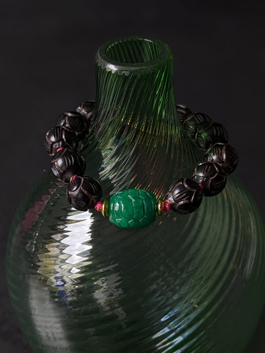 Un bracelet en perles de prière bouddhiste végétal et pierres naturelles - un rappel quotidien de votre voyage spirituel.