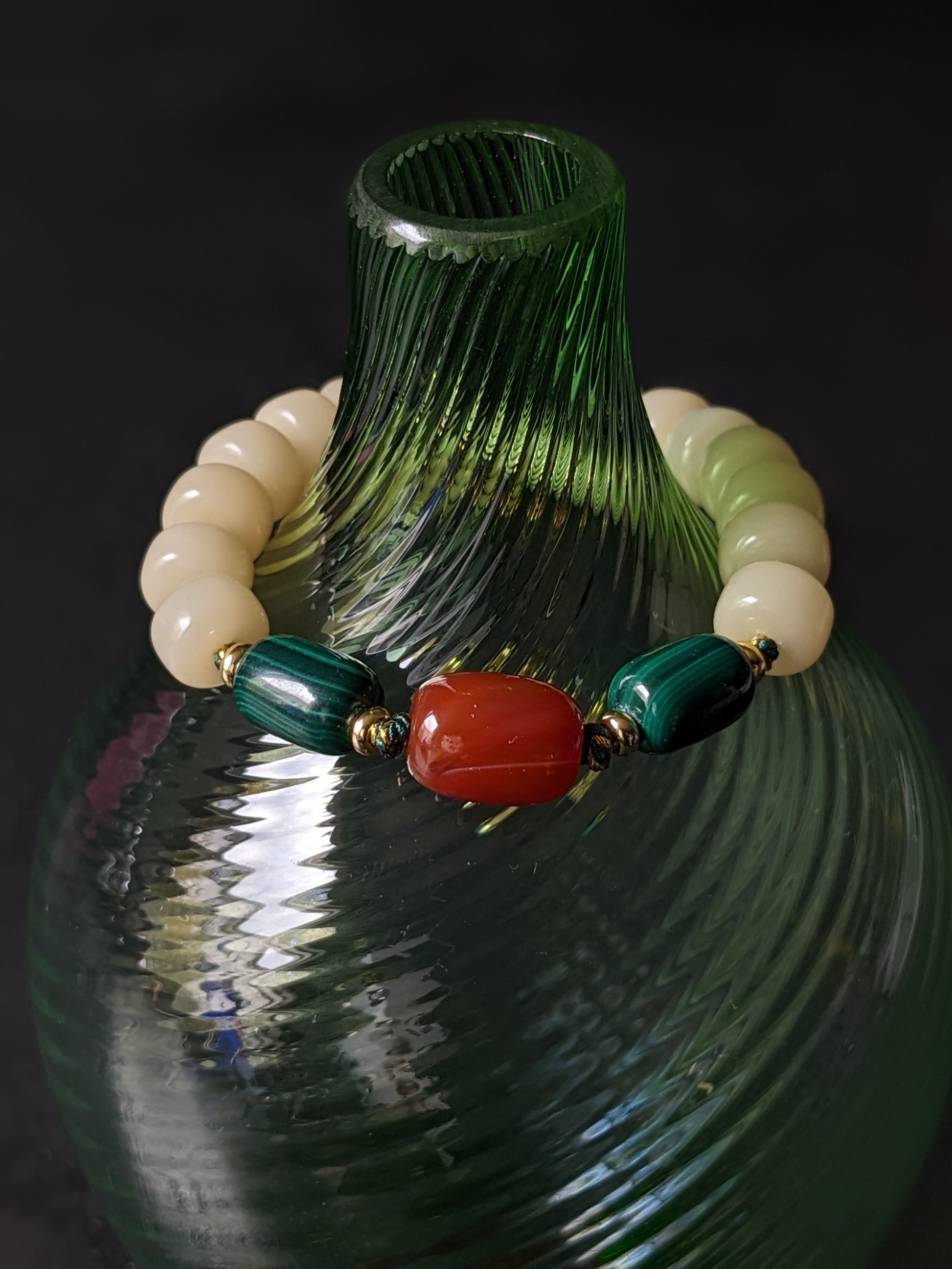 Laissez les vibrations positives vous guider avec un bracelet en perles de prière bouddhiste et pierres naturelles.