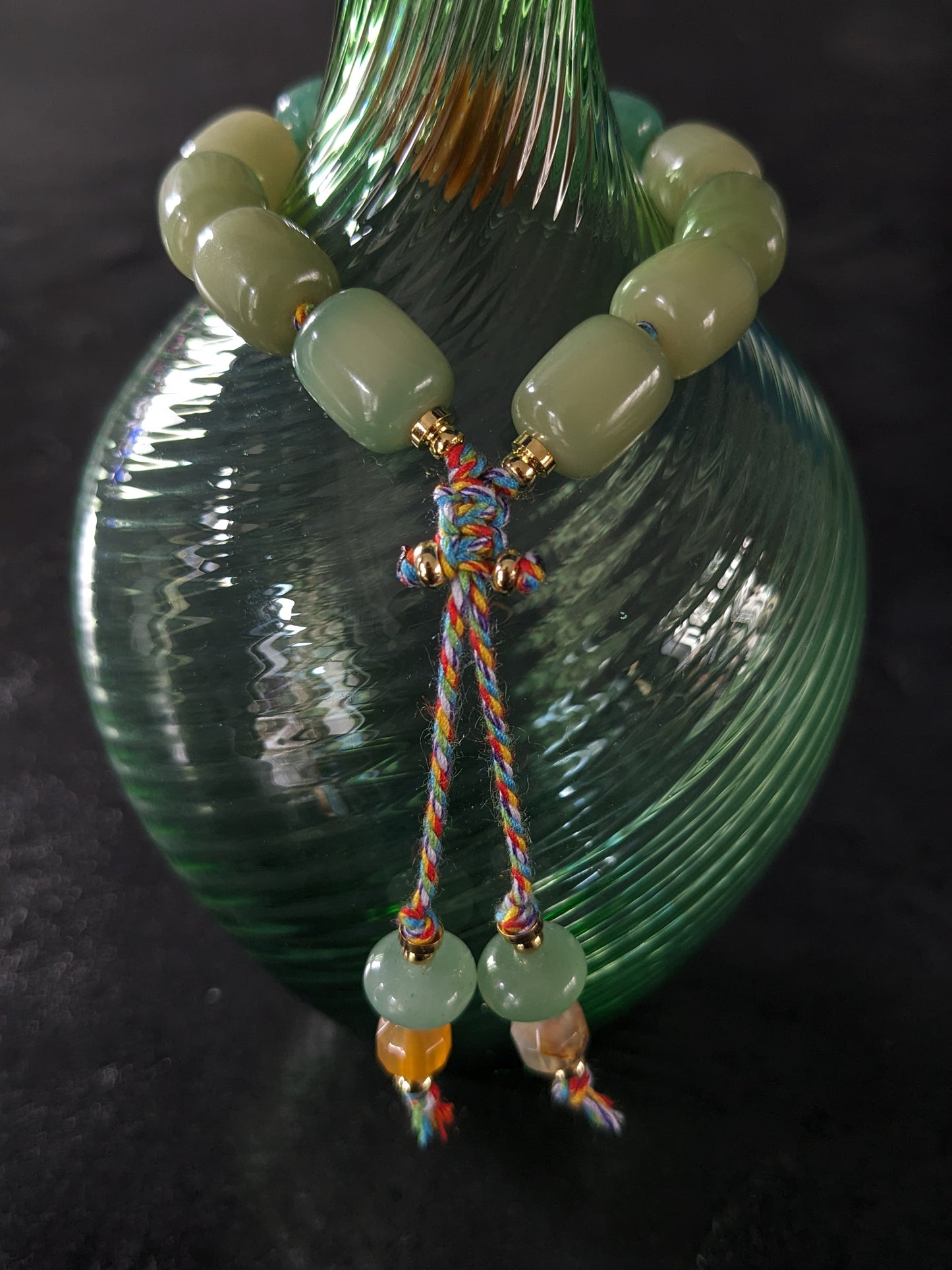 La magie de la méditation incarnée dans ce bracelet bouddhiste en graines de bodhi et pierres fines, un chef-d'œuvre artisanal.