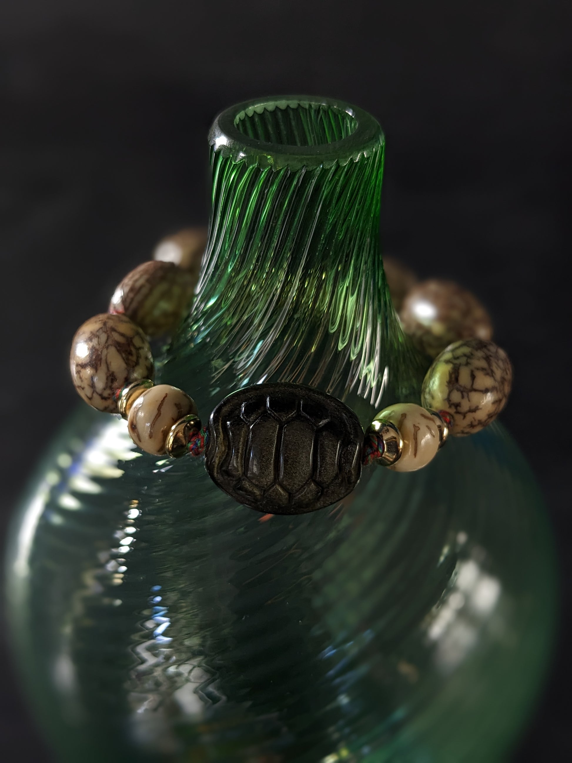 Bracelet bouddhiste artisanal en graines de bodhi et pierres fines, un équilibre naturel et spirituel.