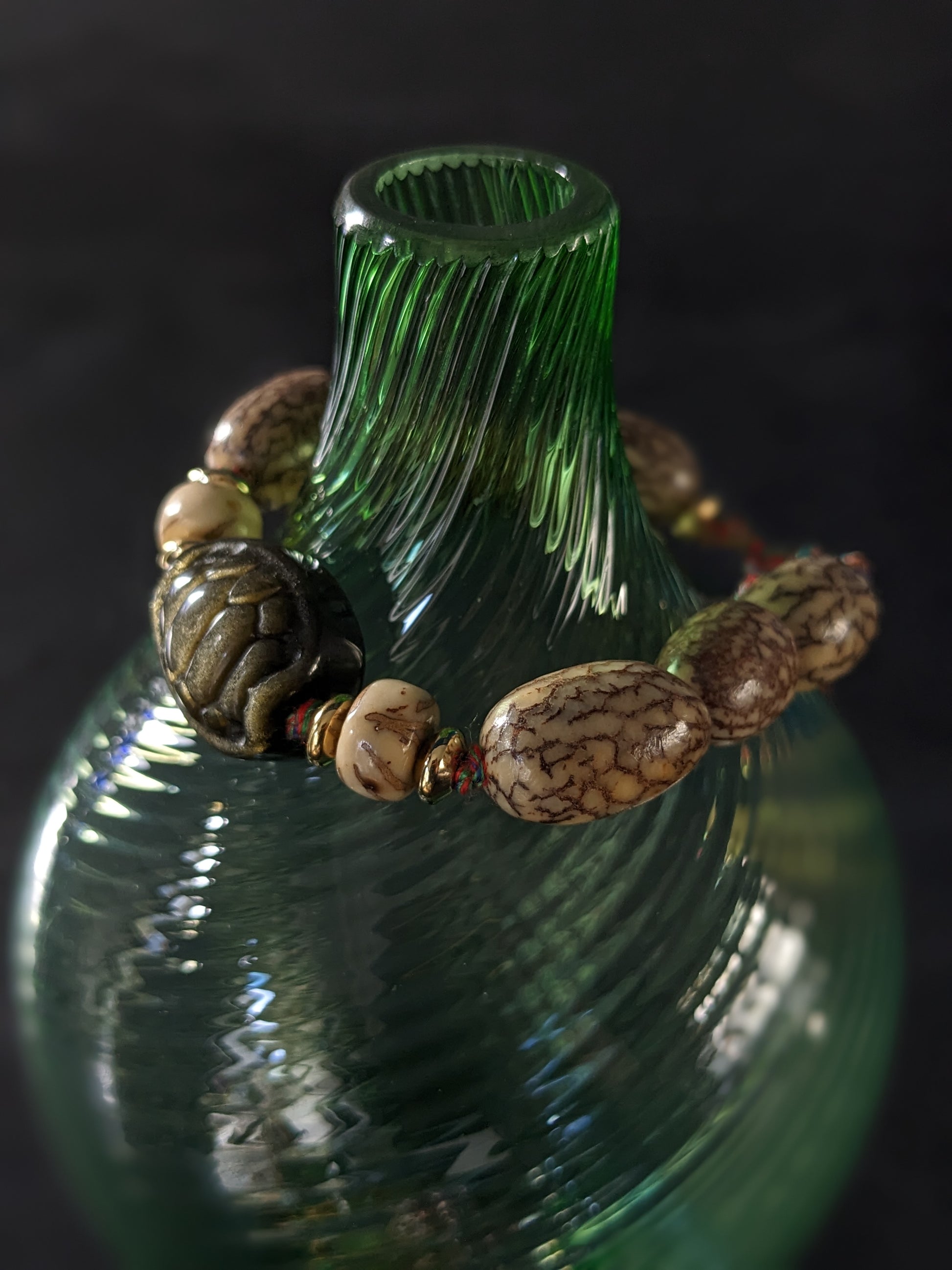 Bracelet bouddhiste artisanal en graines de bodhi et pierres fines, un équilibre naturel et spirituel.
